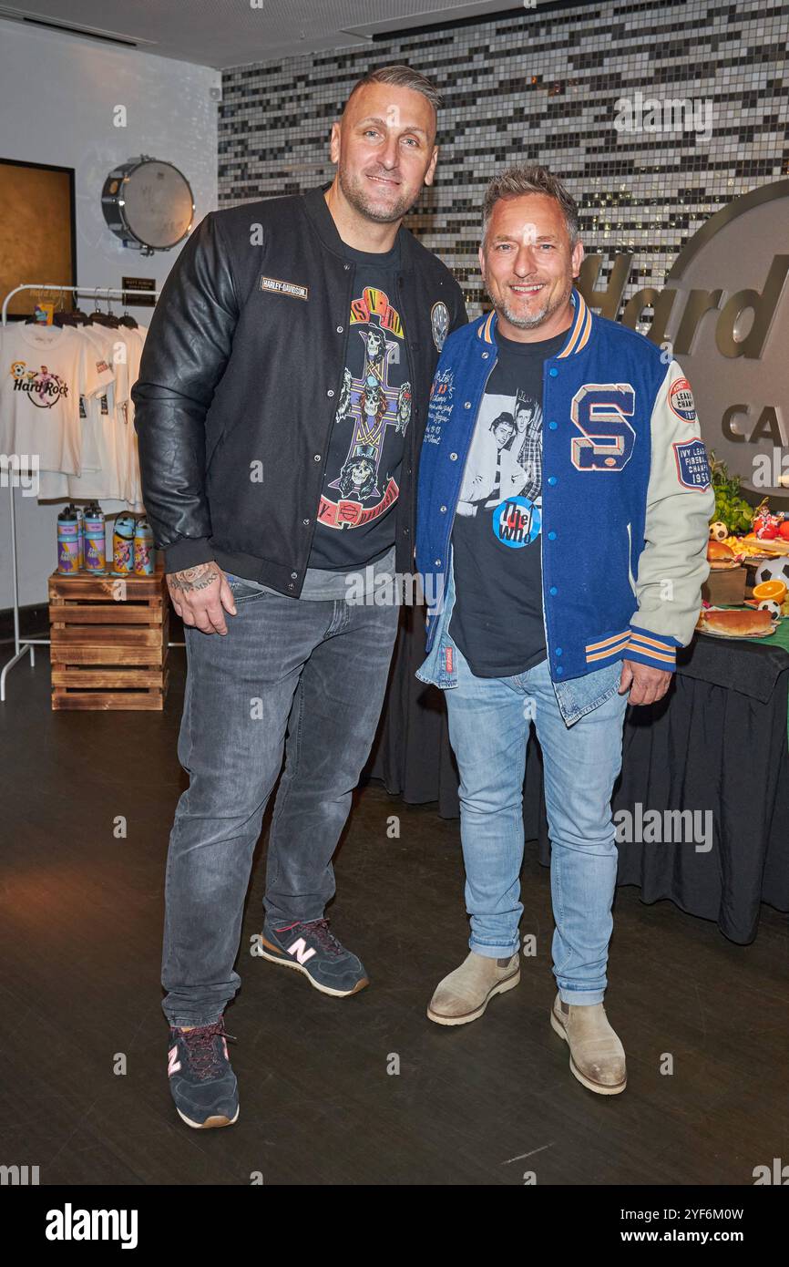 Kevin Kuske und Lars Pape - Hard Rock Cafe praesentiert das Captain messi - Kindermenue, in Zusammenarbeit mit Lionel messi im Hard Rock Cafe Berlino, 03.11.2024. Hard Rock Cafe Berlin Captain messi - Kindermenue *** Kevin Kuske e Lars Pape Hard Rock Cafe presenta il Captain messi Kids Menu, in collaborazione con Lionel messi all'Hard Rock Cafe Berlin il 03 11 2024 Hard Rock Cafe Berlin Captain messi Kids Menu Foto Stock