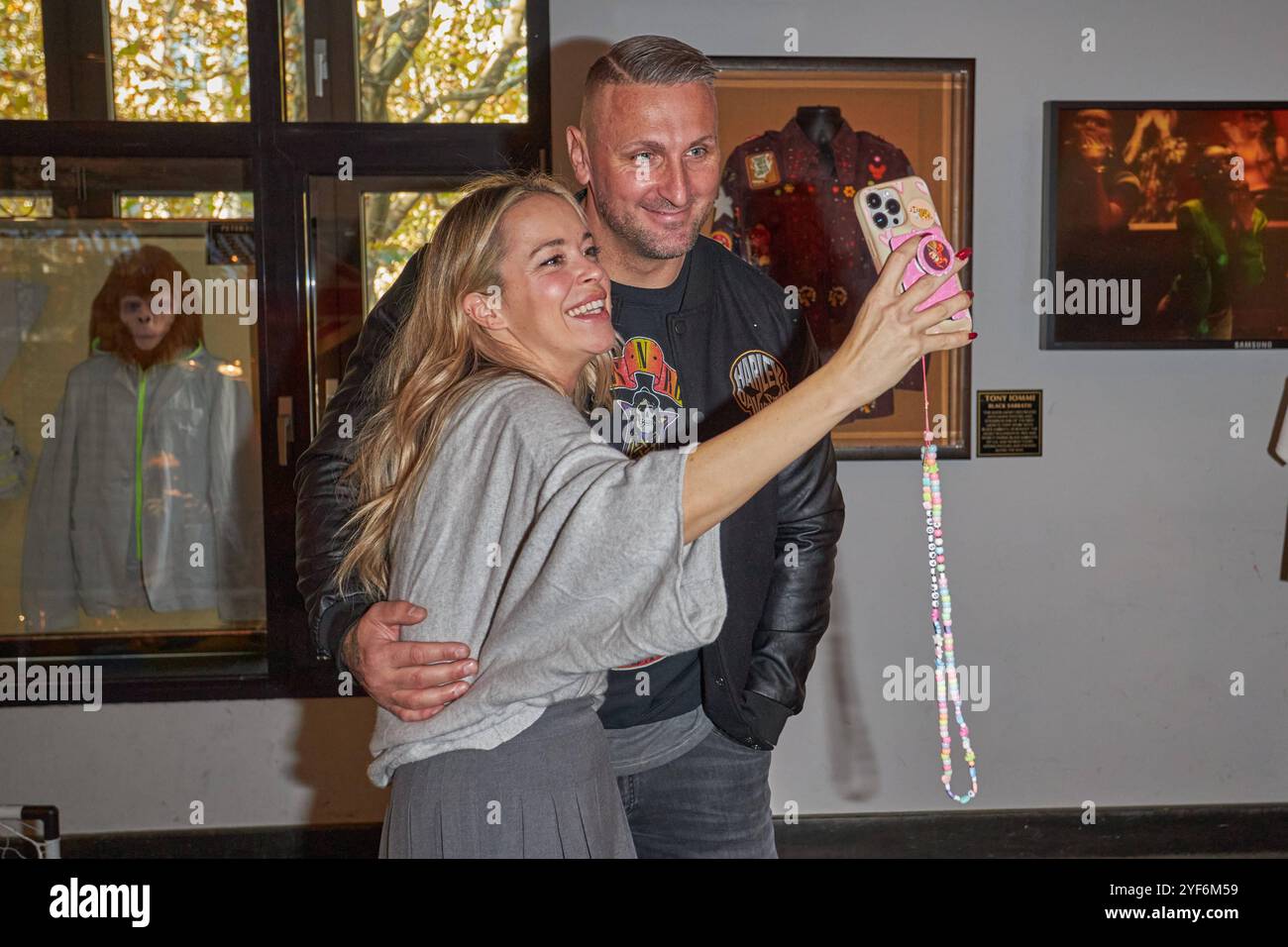 Marina Hoermanseder und Kevin Kuske - Hard Rock Cafe praesentiert das Captain messi - Kindermenue, in Zusammenarbeit mit Lionel messi im Hard Rock Cafe Berlino am 03.11.2024. Hard Rock Cafe Berlin Captain messi - Kindermenue *** Marina Hoermanseder e Kevin Kuske Hard Rock Cafe presenta il menu per bambini Captain messi, in collaborazione con Lionel messi all'Hard Rock Cafe Berlin il 03 11 2024 Hard Rock Cafe Berlin Captain messi Childrens Menu Foto Stock