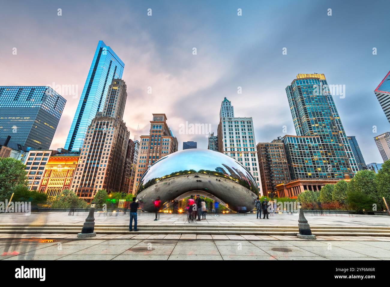 CHICAGO - ILLINOIS: 12 MAGGIO 2018: I turisti visitano Cloud Gate nel Millennium Park in serata. Foto Stock