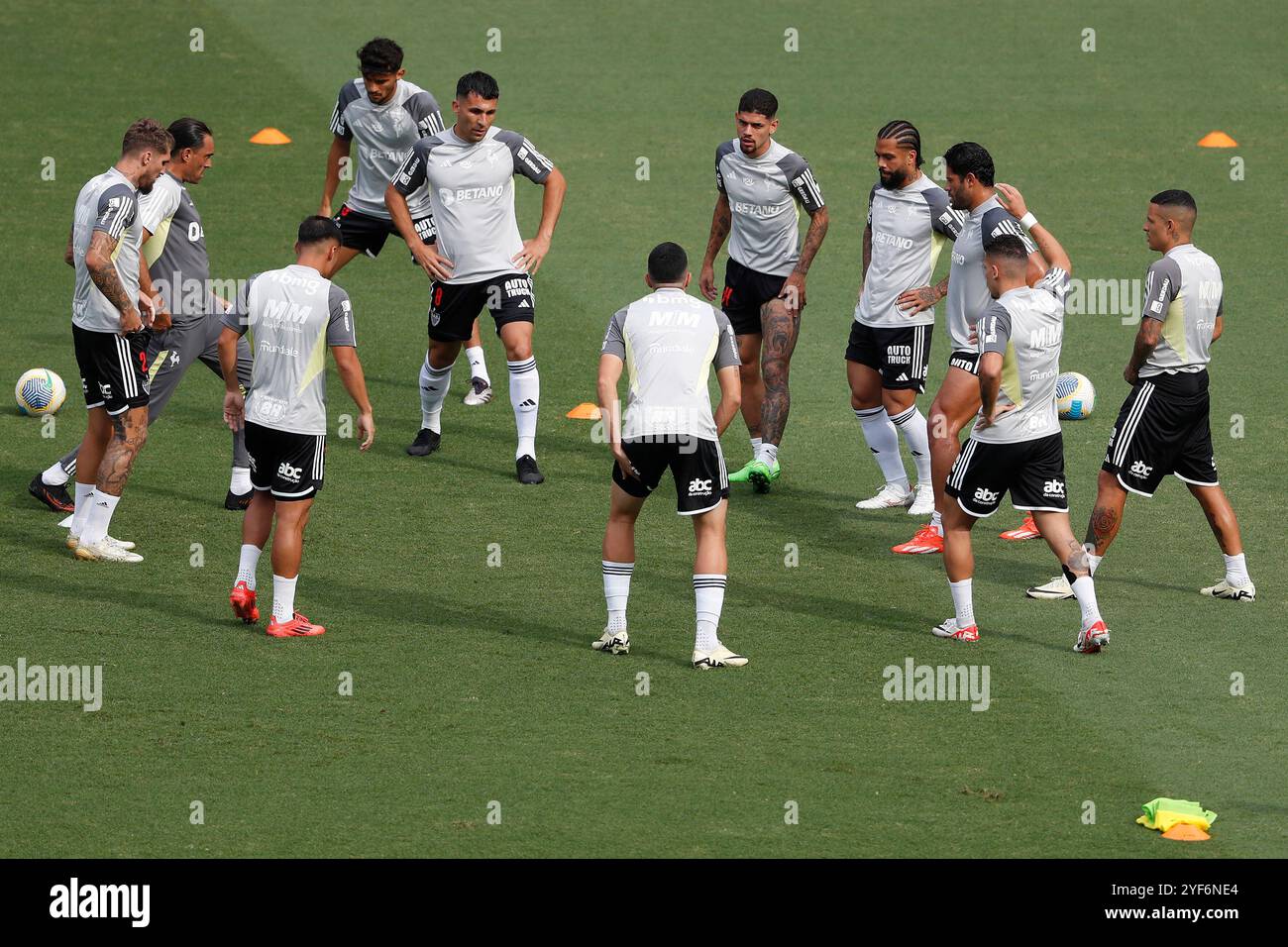 Rio de Janeiro, Brasile. 3 ottobre 2024. Junior Alonso, Otavio, Hulk e giocatori dell'Atletico Mineiro, durante il riscaldamento pre-partita prima della partita tra Flamengo e Atletico Mineiro, per la finale di andata della Coppa del Brasile 2024, allo Stadio Maracana, a Rio de Janeiro il 12 ottobre 2024. Foto: Nadine Freitas/DiaEsportivo/Alamy Live News crediti: DiaEsportivo/Alamy Live News Foto Stock