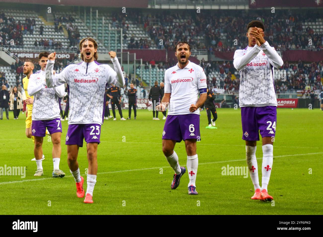 Andrea Colpani, Luca Ranieri e Amir Richardson dei giocatori della ACF Fiorentina celebrano la vittoria dopo la partita di serie A tra Torino FC e ACF Fi Foto Stock