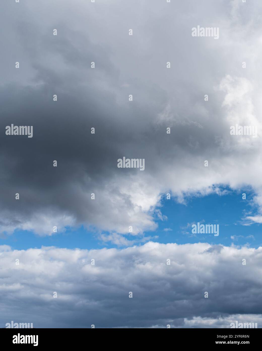 Cielo blu con nuvole bellissime e irregolari per l'uso sostitutivo del cielo e l'editing di foto. Foto Stock