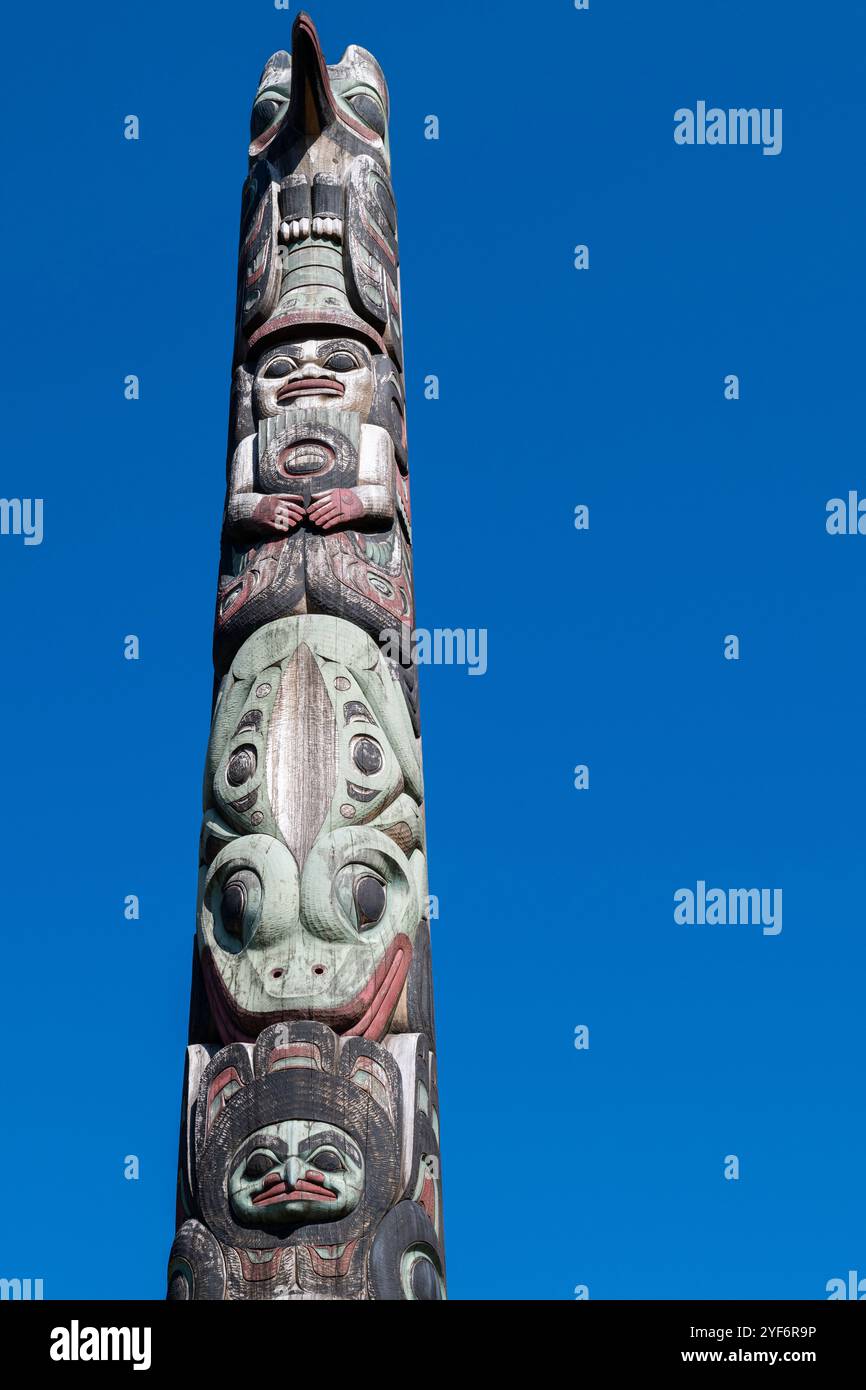 Alaska, Sitka. Sitka National Historical Park, Totem Trail, sede di un'impressionante collezione di pali totemici scolpiti da artisti Tlingit e Haida. Foto Stock