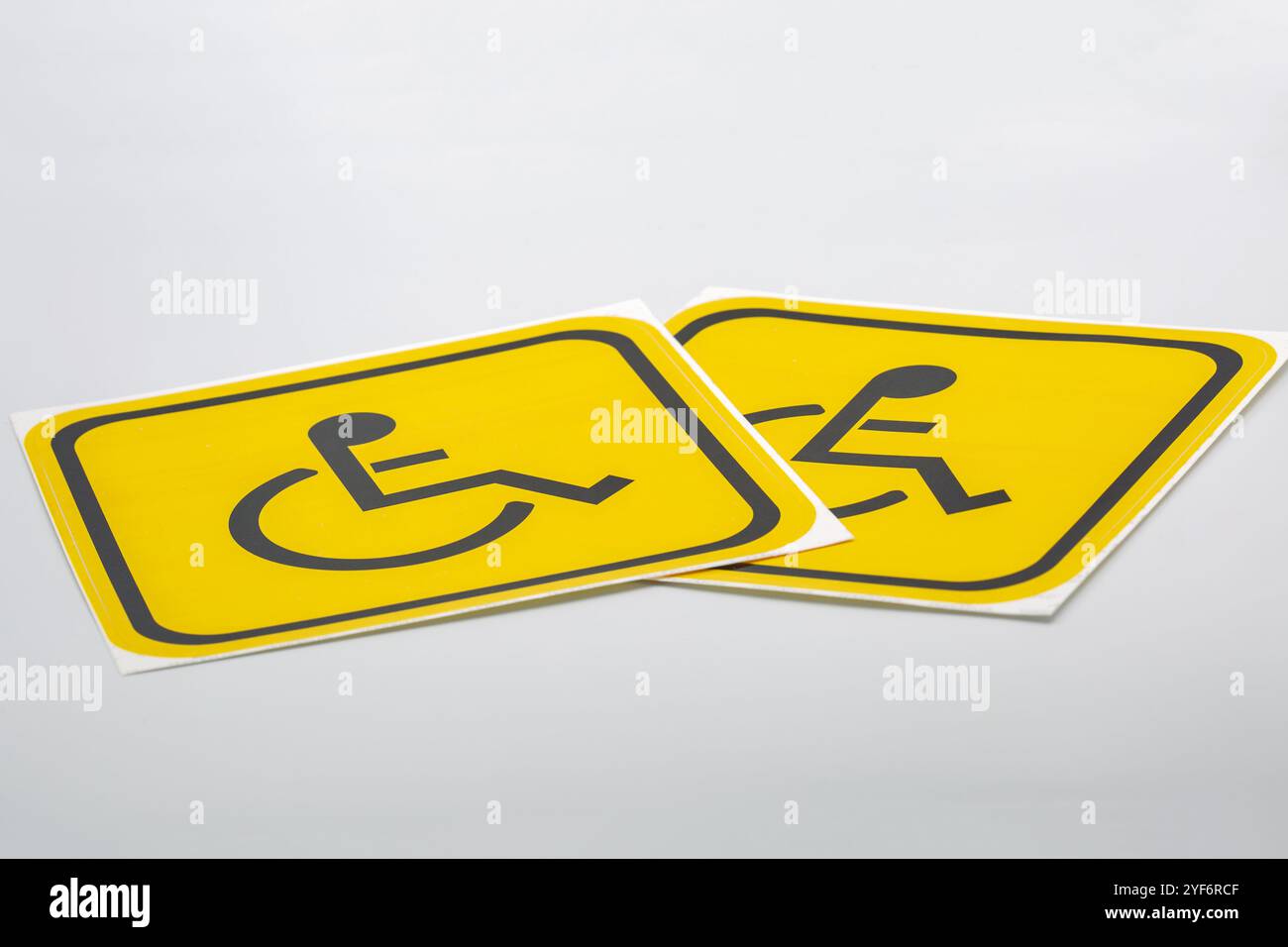 Foto in studio di un cartello giallo di invalidità per il posizionamento su un veicolo in primo piano su bianco Foto Stock