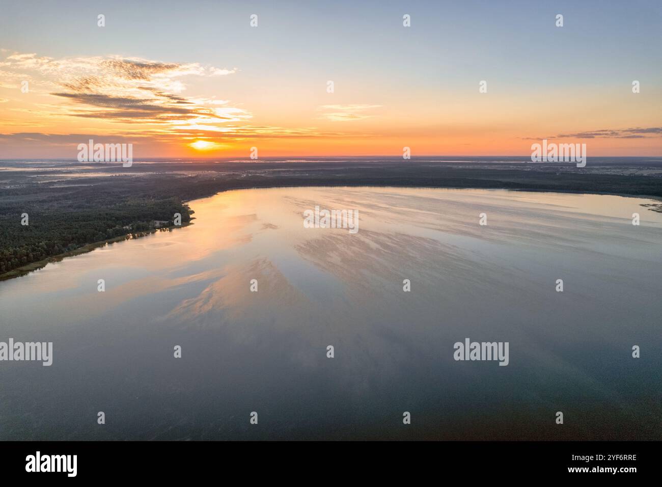 Vista panoramica aerea con droni sull'alba del Lago bianco nella regione di Rivne, Ucraina. Foto Stock