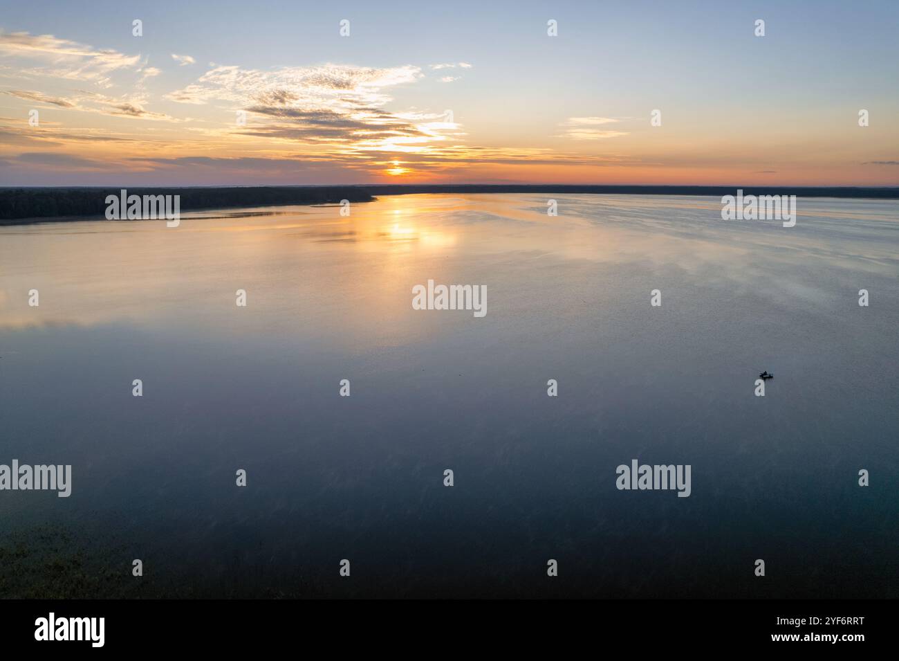 Vista panoramica aerea con droni sull'alba del Lago bianco nella regione di Rivne, Ucraina. Foto Stock