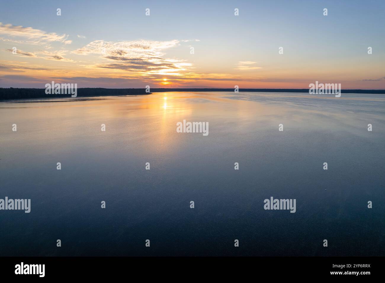 Vista panoramica aerea con droni sull'alba del Lago bianco nella regione di Rivne, Ucraina. Foto Stock