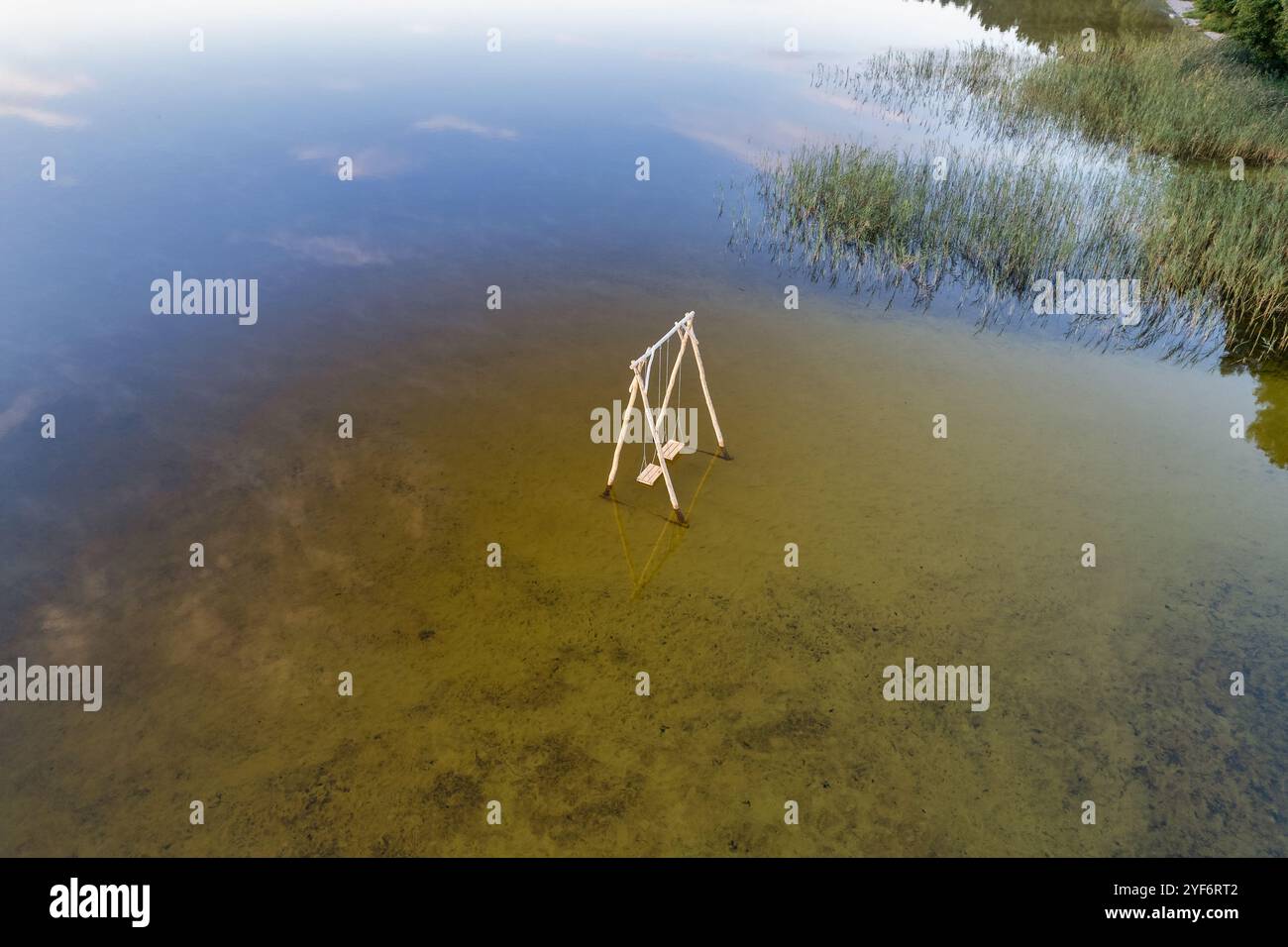Vista dal drone sul Lago bianco con altalena in legno nella regione di Rivne, Ucraina. Foto Stock