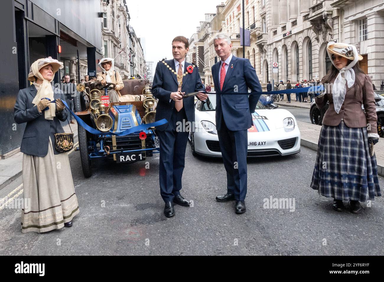 Il sindaco di Westminster e Duncan Wiltshire, presidente del Roral Automobile Club, aprono lo spettacolo del 2024 St James Motorin a Londra nel Regno Unito Foto Stock