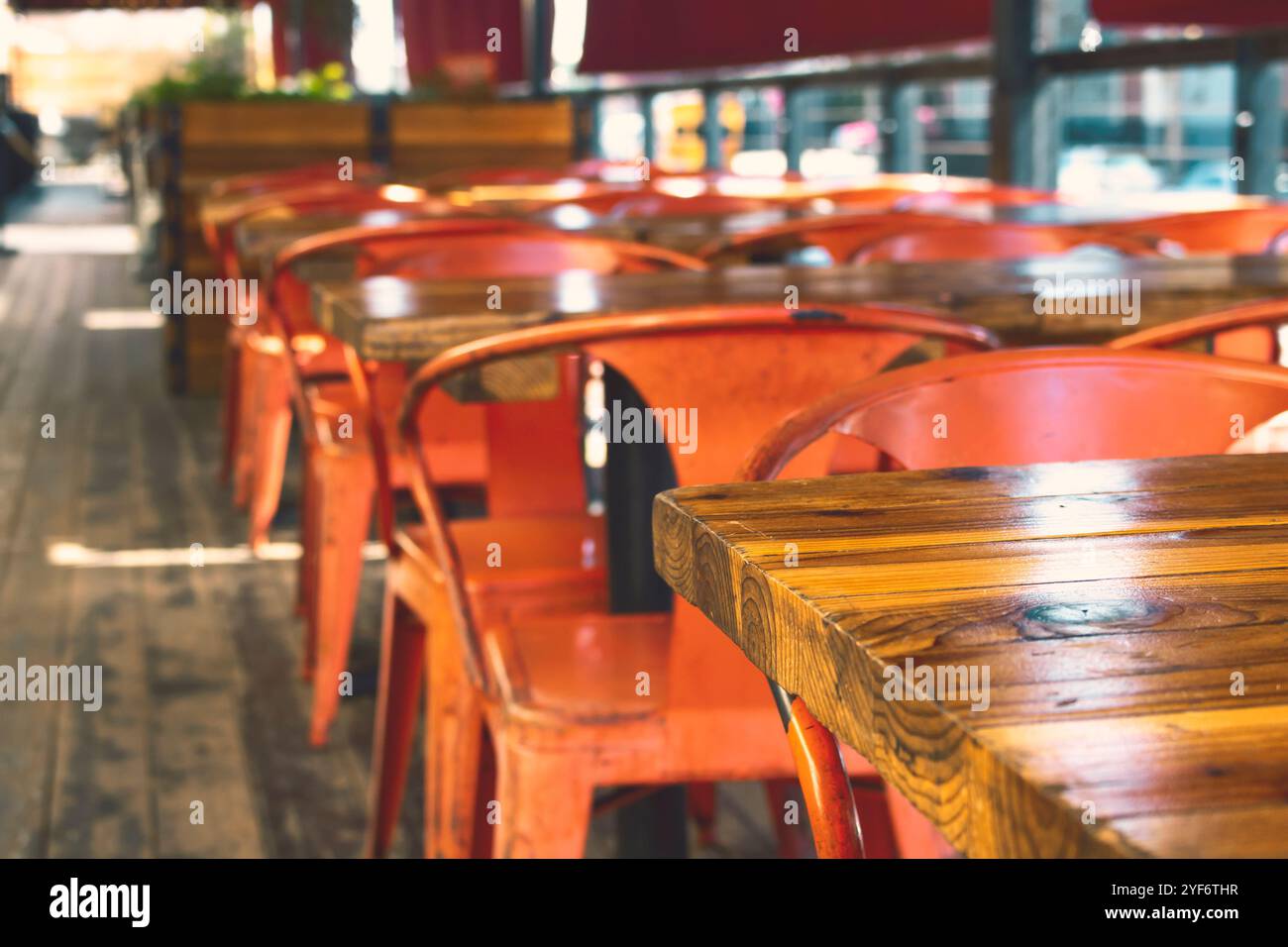 Anaheim, California, Stati Uniti - 02-25-2019: Una vista dei posti a sedere in metallo arancione e dei tavoli in legno sul patio della Anaheim Packing House. Foto Stock