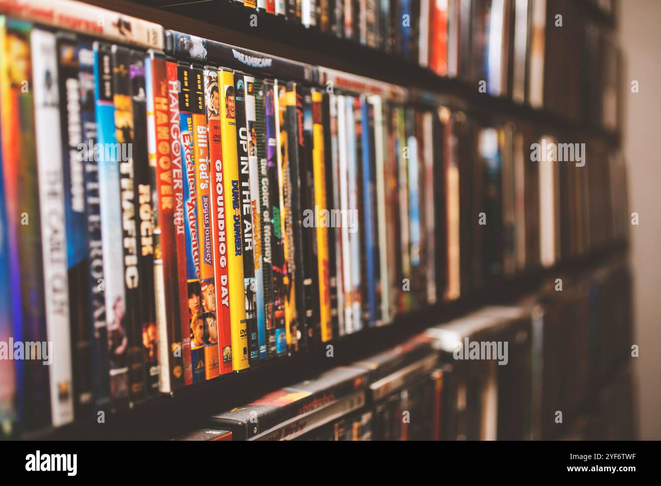 Los Angeles, California, Stati Uniti - 02-26-2019: Una vista di diversi scaffali dedicati a una collezione di film in DVD. Foto Stock