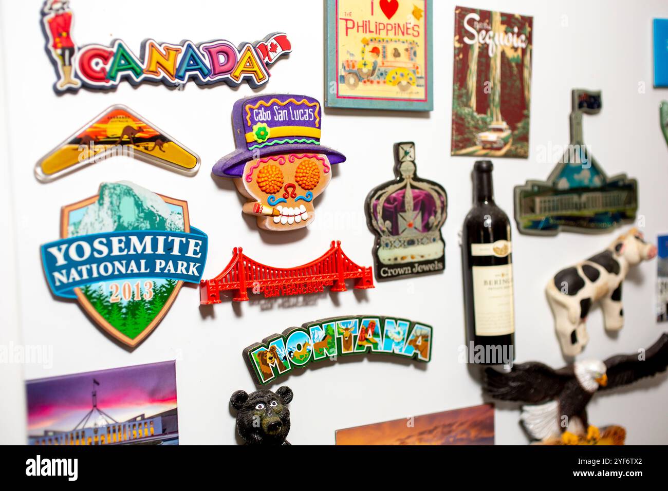 Los Angeles, California, Stati Uniti - 02-26-2019: Una vista di diversi magneti ricordo su un frigorifero. Foto Stock