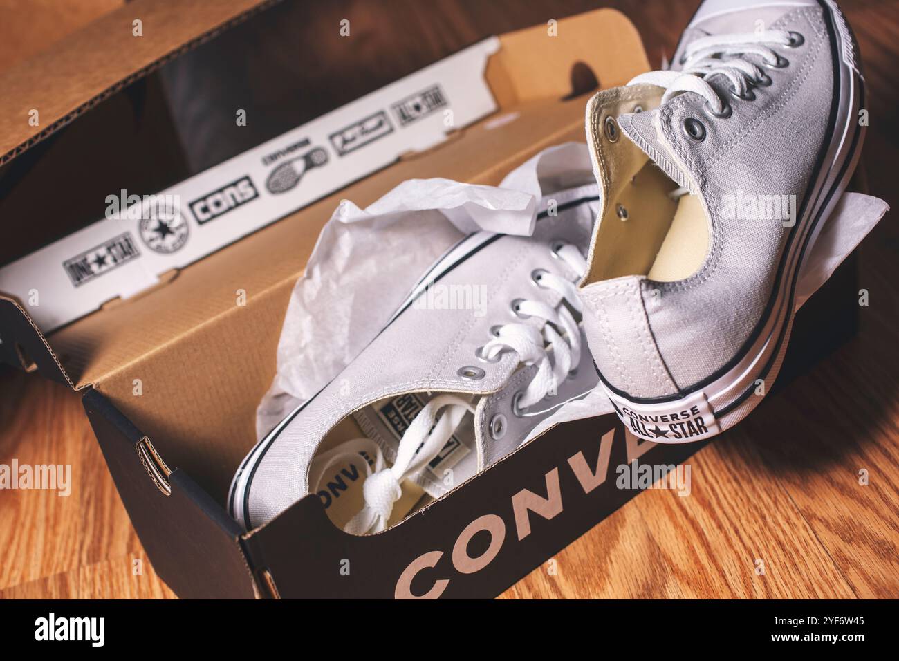 Los Angeles, California, Stati Uniti - 02-26-2019: Una vista di un paio di scarpe Converse in una scatola per scarpe. Foto Stock