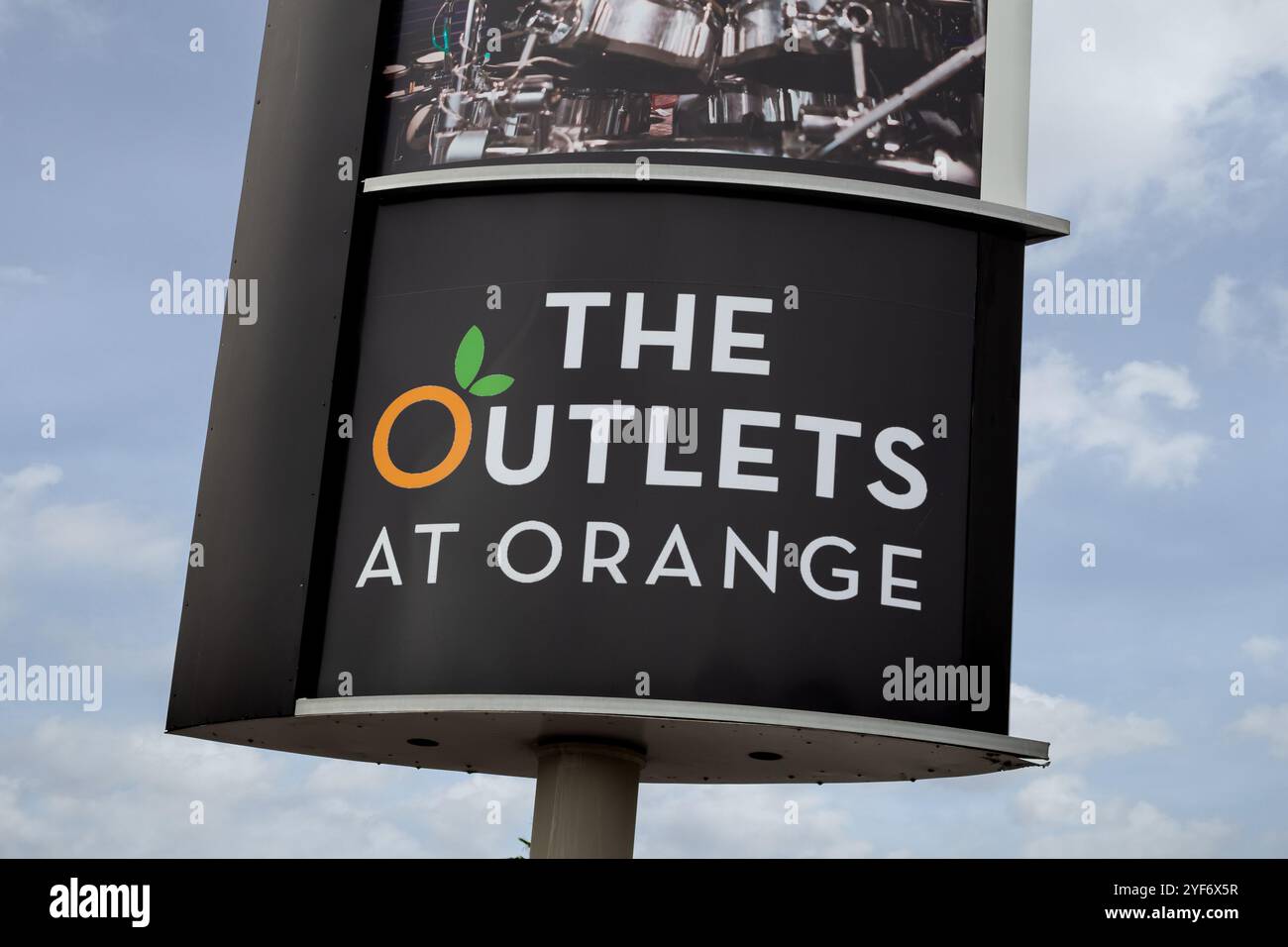 Orange, California, Stati Uniti - 08-10-2019: Veduta di un cartello per il centro commerciale noto come The Outlets of Orange. Foto Stock