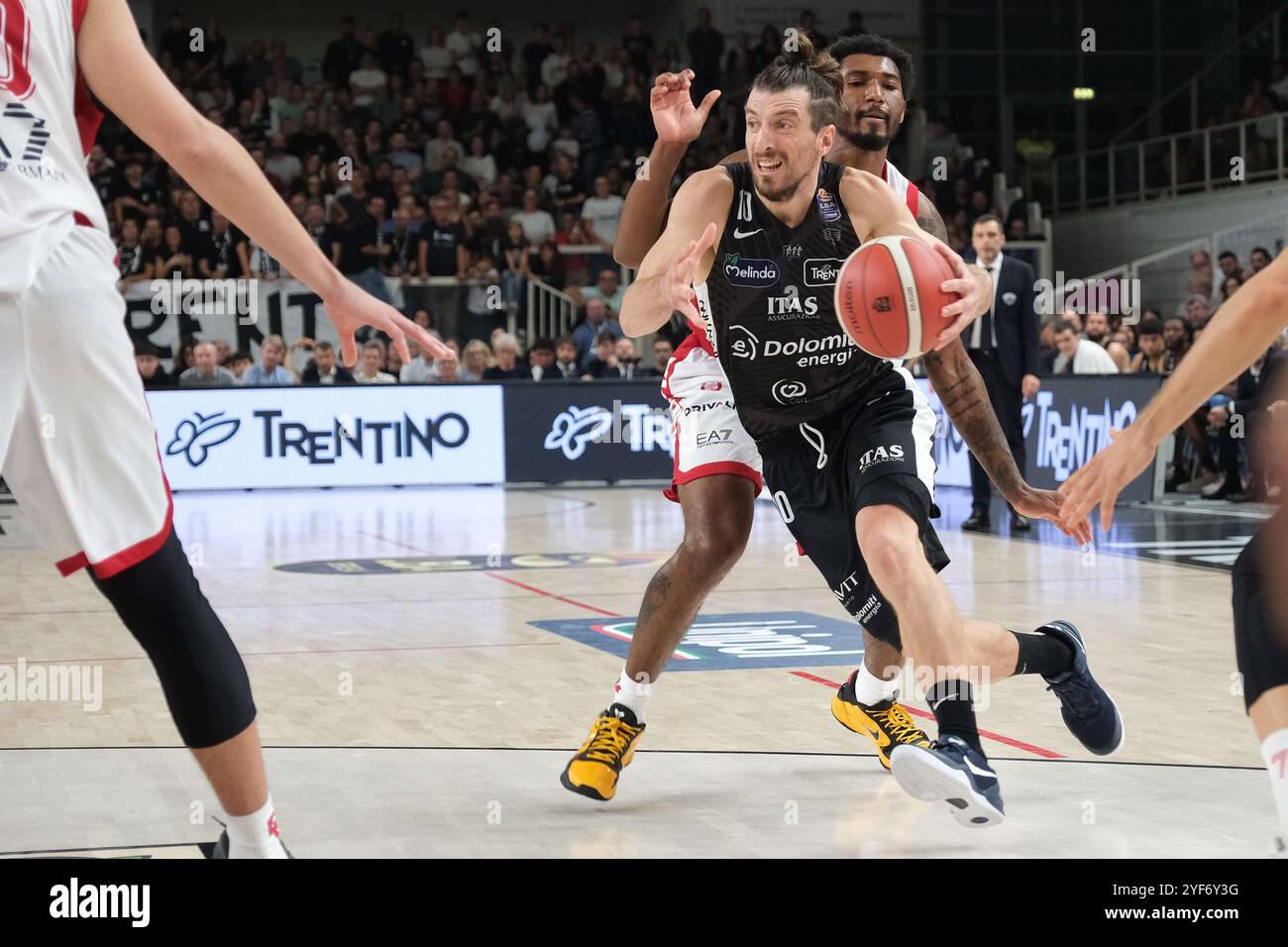 Toto Forray di Dolomiti energia Trentino in azione durante la partita tra Dolomiti energia Trentino e EA7 Emporio Armani Milano, stagione regolare del Campionato Italiano di pallacanestro A1 2024/2025 al T Quotidiano Arena il 3 novembre 2024, Trento, Italia. Foto Stock