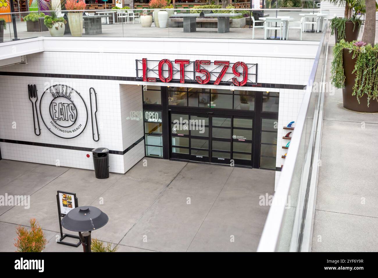 Huntington Beach, California, Stati Uniti - 03-01-2019: Una vista dell'ingresso al food hall di Pacific City conosciuto come Lot 579. Foto Stock