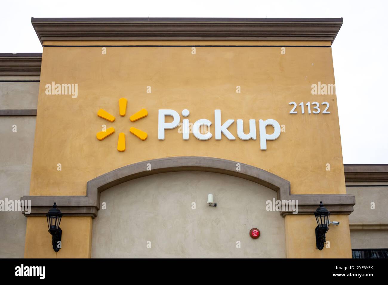 Huntington Beach, California, Stati Uniti - 03-01-2019: Vista di un cartello con il negozio per il Walmart e la sua opzione di prelievo. Foto Stock