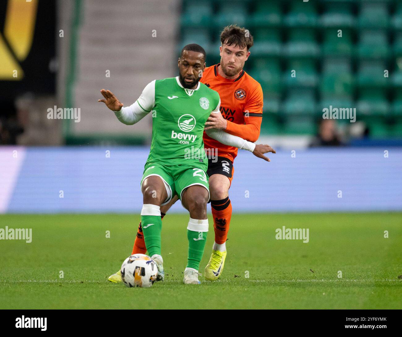 Edimburgo, Regno Unito. 3 novembre 2024. Scottish Premiership - Hibernian FC vs Dundee Utd FC 27/10/20/24 l'attaccante degli Hibs, Junior Hoilett, tiene fuori il difensore del Dundee Utd, Ryan Strain, mentre gli Hibs affrontano il Dundee Utd nella Scottish Premiership all'Easter Road Stadium di Edimburgo, Regno Unito. Crediti: Ian Jacobs/Alamy Live News Foto Stock