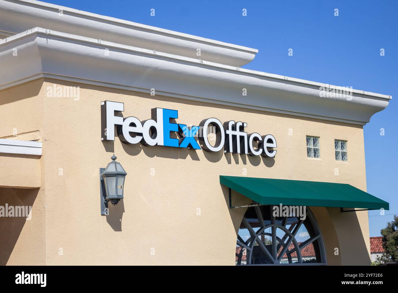 Los Angeles, California, Stati Uniti - 03-08-2019: Una vista di un cartello anteriore del negozio per la società di stampa e servizi di spedizione nota come FedEx Office. Foto Stock