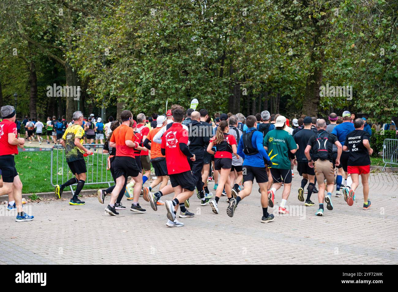 Corridori alla maratona e mezza maratona dell'aeroporto di Bruxelles 2024, Elisabeth Park Koekelberg, Brusels, Belgio, 3 novembre, 2024 Foto Stock