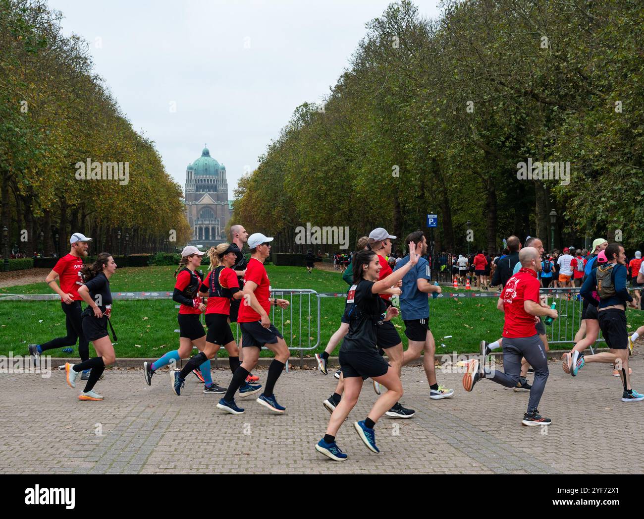 Corridori alla maratona e mezza maratona dell'aeroporto di Bruxelles 2024, Elisabeth Park Koekelberg, Brusels, Belgio, 3 novembre, 2024 Foto Stock