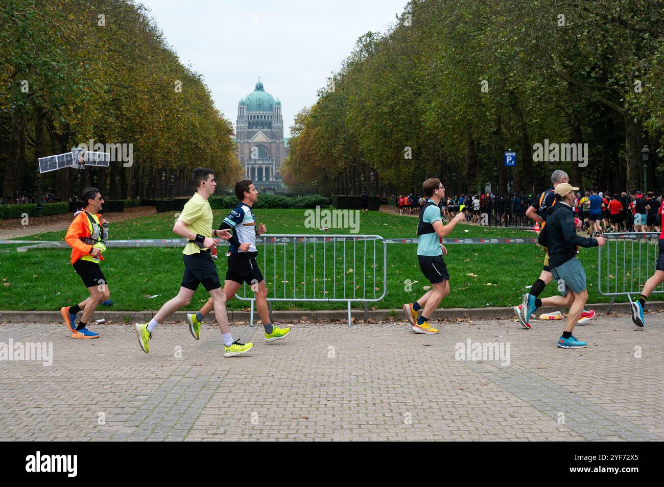 Corridori alla maratona e mezza maratona dell'aeroporto di Bruxelles 2024, Elisabeth Park Koekelberg, Brusels, Belgio, 3 novembre, 2024 Foto Stock