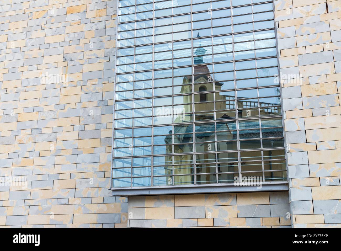 Città vecchia di Pamplona, riflessione della Chiesa di San Fermín nel Palazzo dei Re di Navarra, architettura moderna e eredità storica Foto Stock