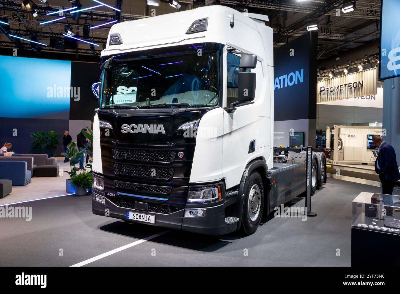 Scania 40R Swap Body Electric Truck al Salone dell'automobile IAA di Hannover. Germania - 16 settembre 2024 Foto Stock