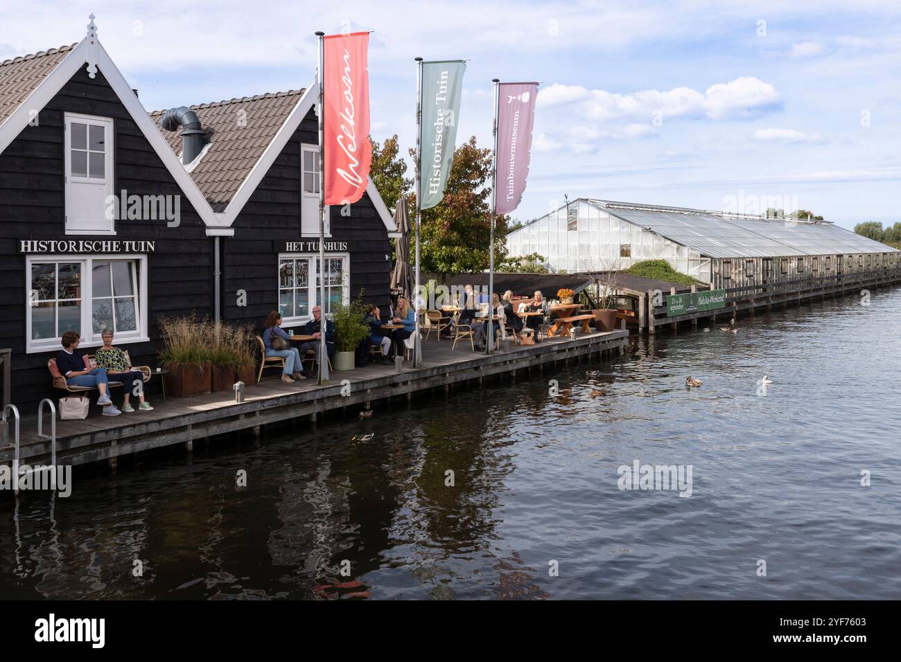 La gente gode della terrazza sul lungomare di fronte al museo storico del giardino di Aalsmeer nei Paesi Bassi. Foto Stock