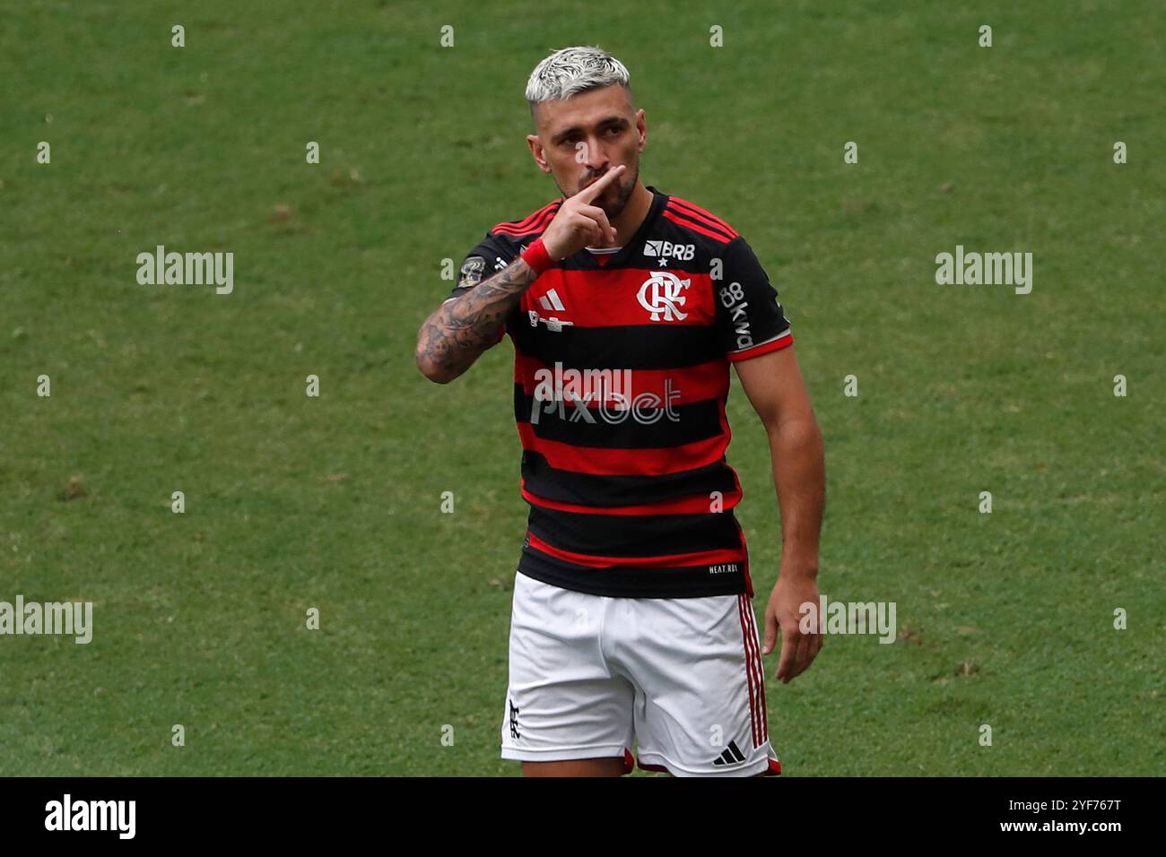 Rio de Janeiro, Brasile. 3 novembre 2024. Giorgian De Arrascaeta del Flamengo festeggia dopo aver segnato il primo gol della sua squadra durante la partita tra Flamengo e Atletico Mineiro, per la finale di andata della Coppa del Brasile 2024, allo Stadio Maracana, a Rio de Janeiro il 3 novembre 2024. Foto: Nadine Freitas/DiaEsportivo/Alamy Live News crediti: DiaEsportivo/Alamy Live News Foto Stock