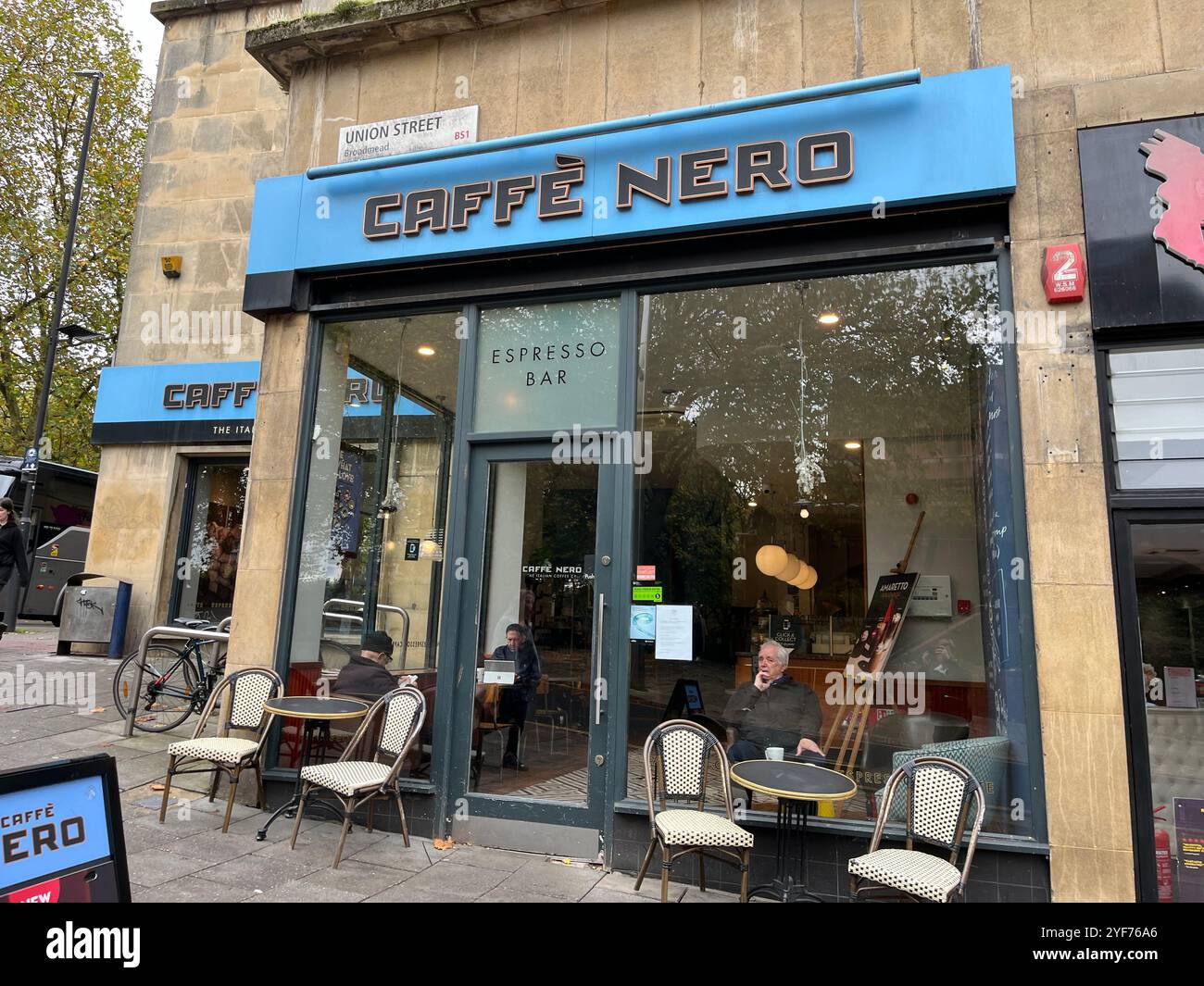 Caffè Nero su Union Street. Bristol, Inghilterra, Regno Unito. 29 ottobre 2024. - Immagine stock catturata con smartphone