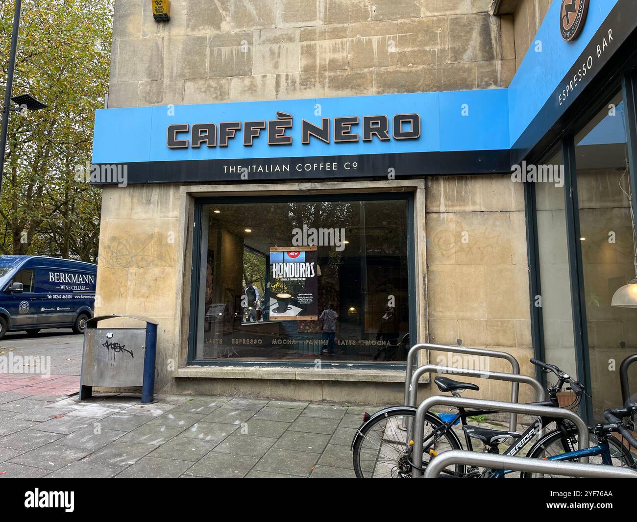 Caffè Nero su Union Street. Bristol, Inghilterra, Regno Unito. 29 ottobre 2024. - Immagine stock catturata con smartphone