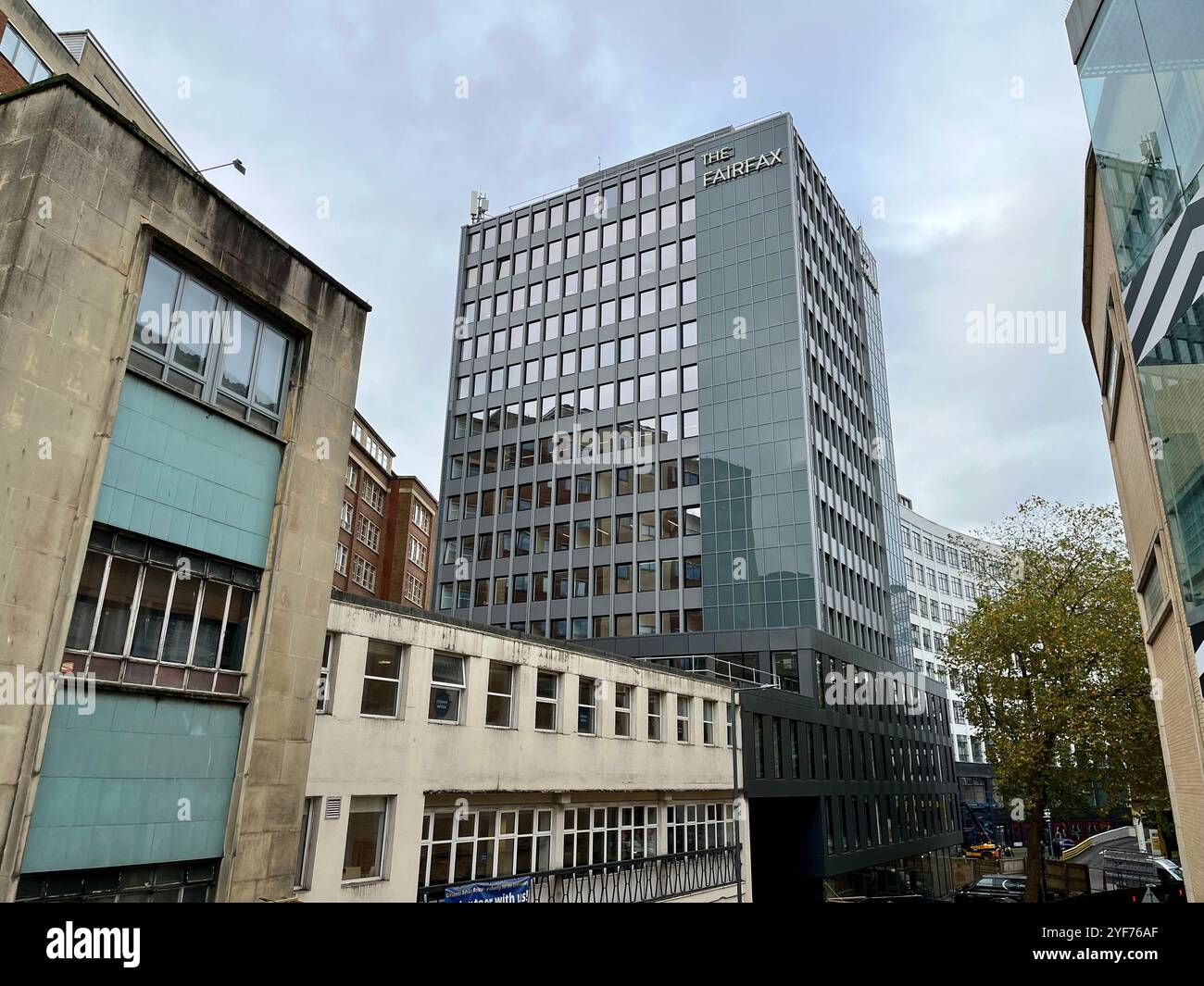 Guardando verso l'edificio degli uffici di Fairfax da Union Street. Bristol, Inghilterra, Regno Unito. 29 ottobre 2024. - Immagine stock catturata con smartphone