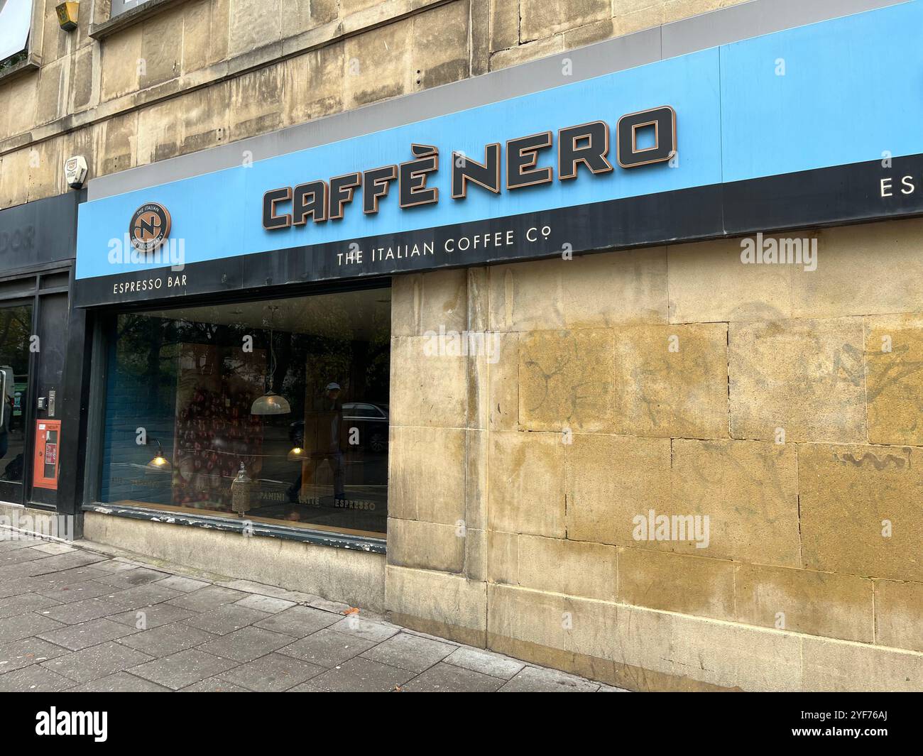 Caffè Nero su Union Street. Bristol, Inghilterra, Regno Unito. 29 ottobre 2024. - Immagine stock catturata con smartphone