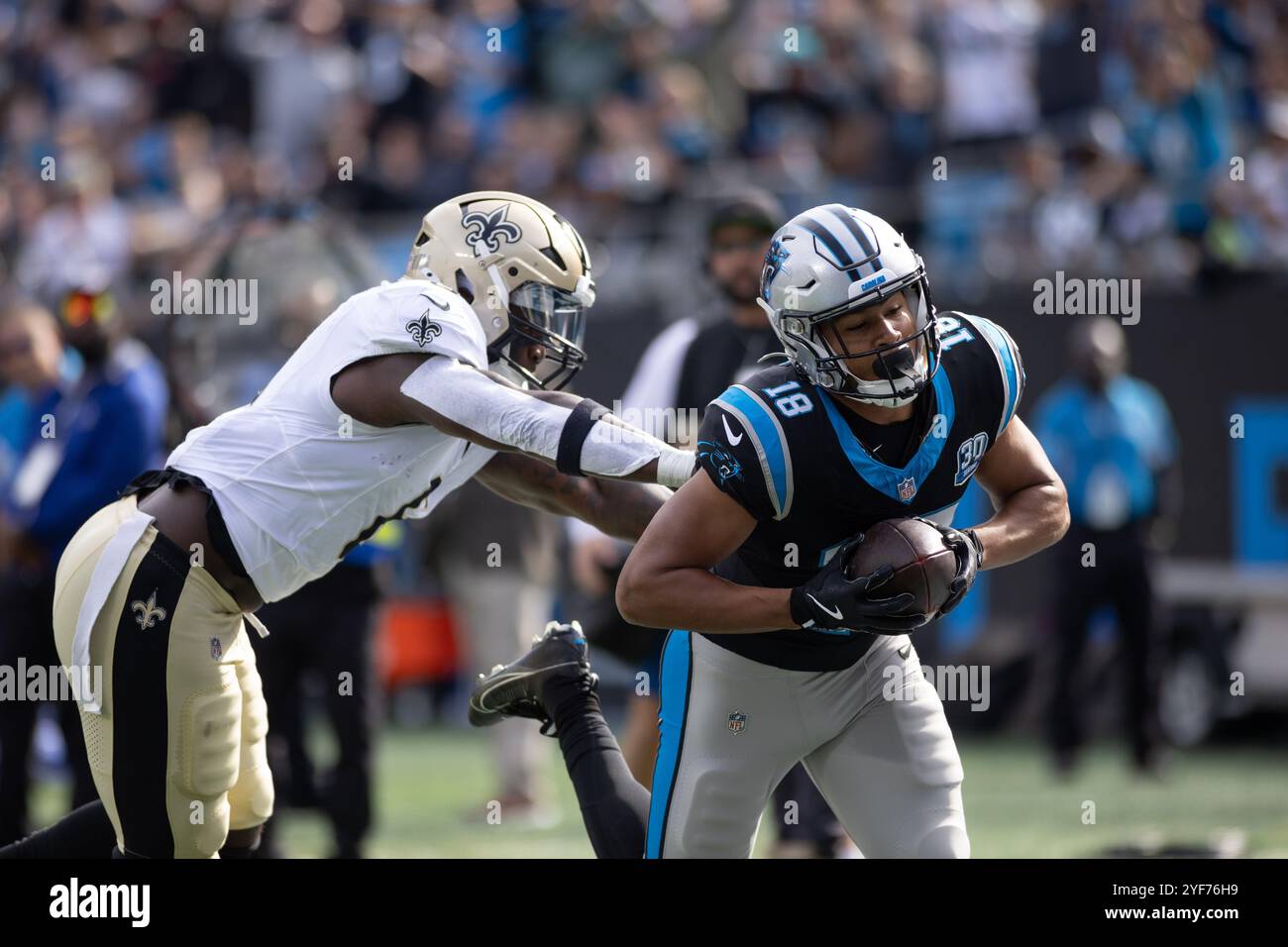 Charlotte, North Carolina, Stati Uniti. 3 novembre 2024. Il wide receiver dei Carolina Panthers Jalen Coker (18) viene spinto fuori dalla linea delle due yard a Charlotte, NC. Jonathan Huff/CSM/Alamy Live News Foto Stock
