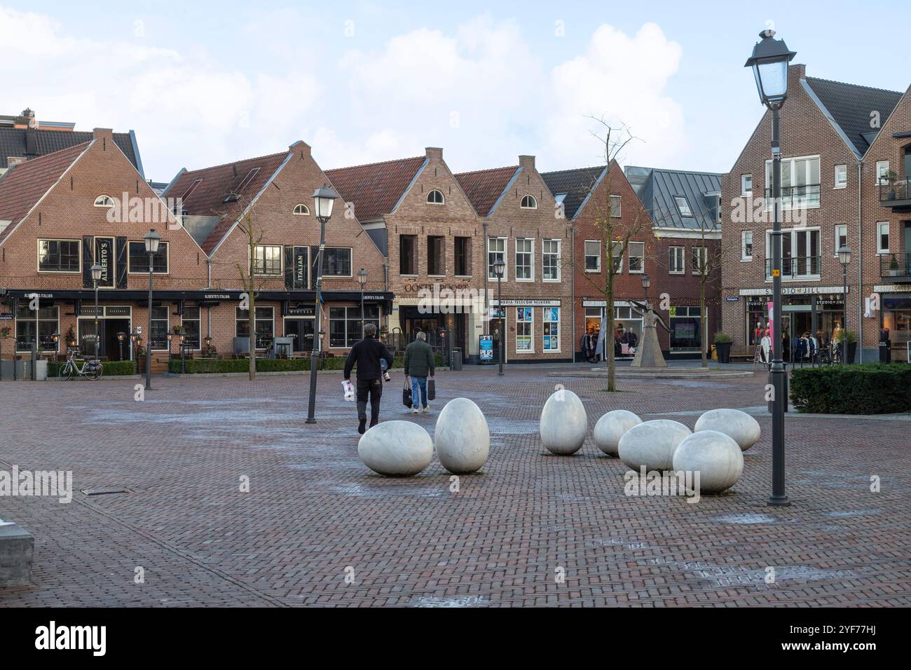 Piazza con negozi nel centro del villaggio rurale di Nijkerk a Gelderland nei Paesi Bassi. Foto Stock