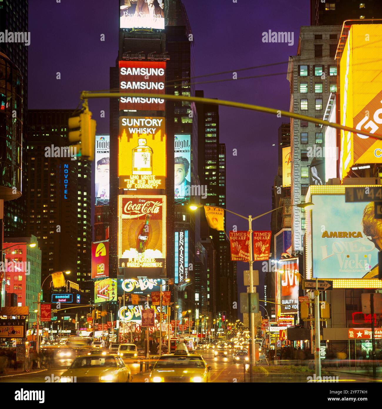 New York anni '1990, Times Square di notte, cartelli pubblicitari illuminati, auto, Midtown Manhattan, New York City, NYC, NY, STATI UNITI, Foto Stock