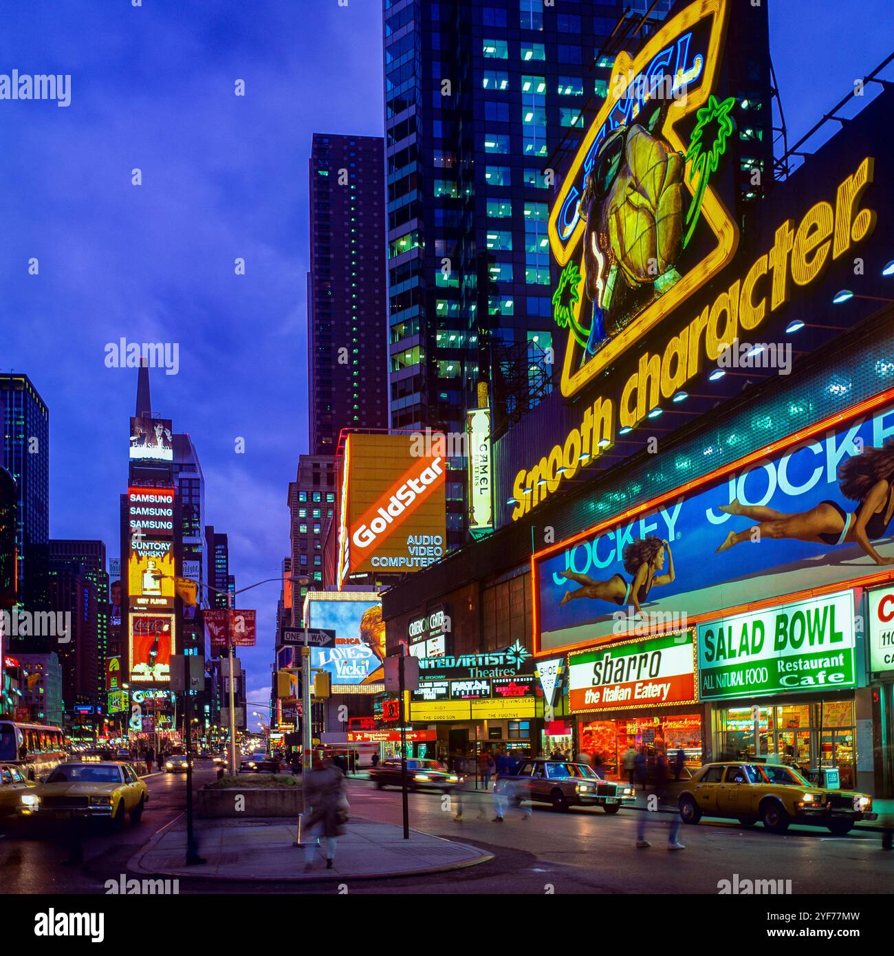 New York anni '1990, Times Square al crepuscolo, cartelli pubblicitari illuminati, auto, Midtown Manhattan, New York City, NYC, NY, STATI UNITI, Foto Stock