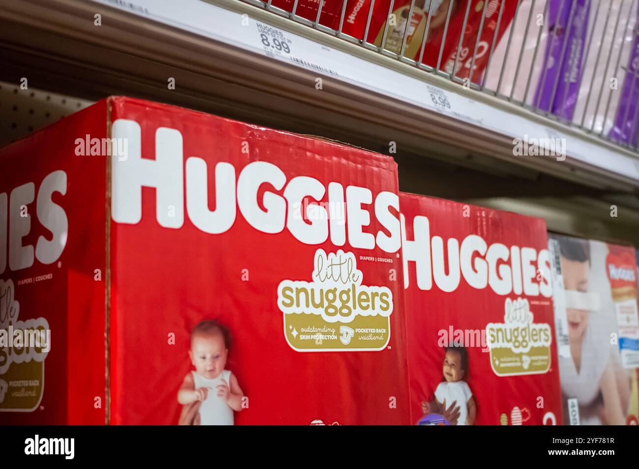 Los Angeles, California, Stati Uniti - 03-19-2019: Una vista di diverse scatole di pannolini Huggies, su uno scaffale di un negozio di alimentari Foto Stock