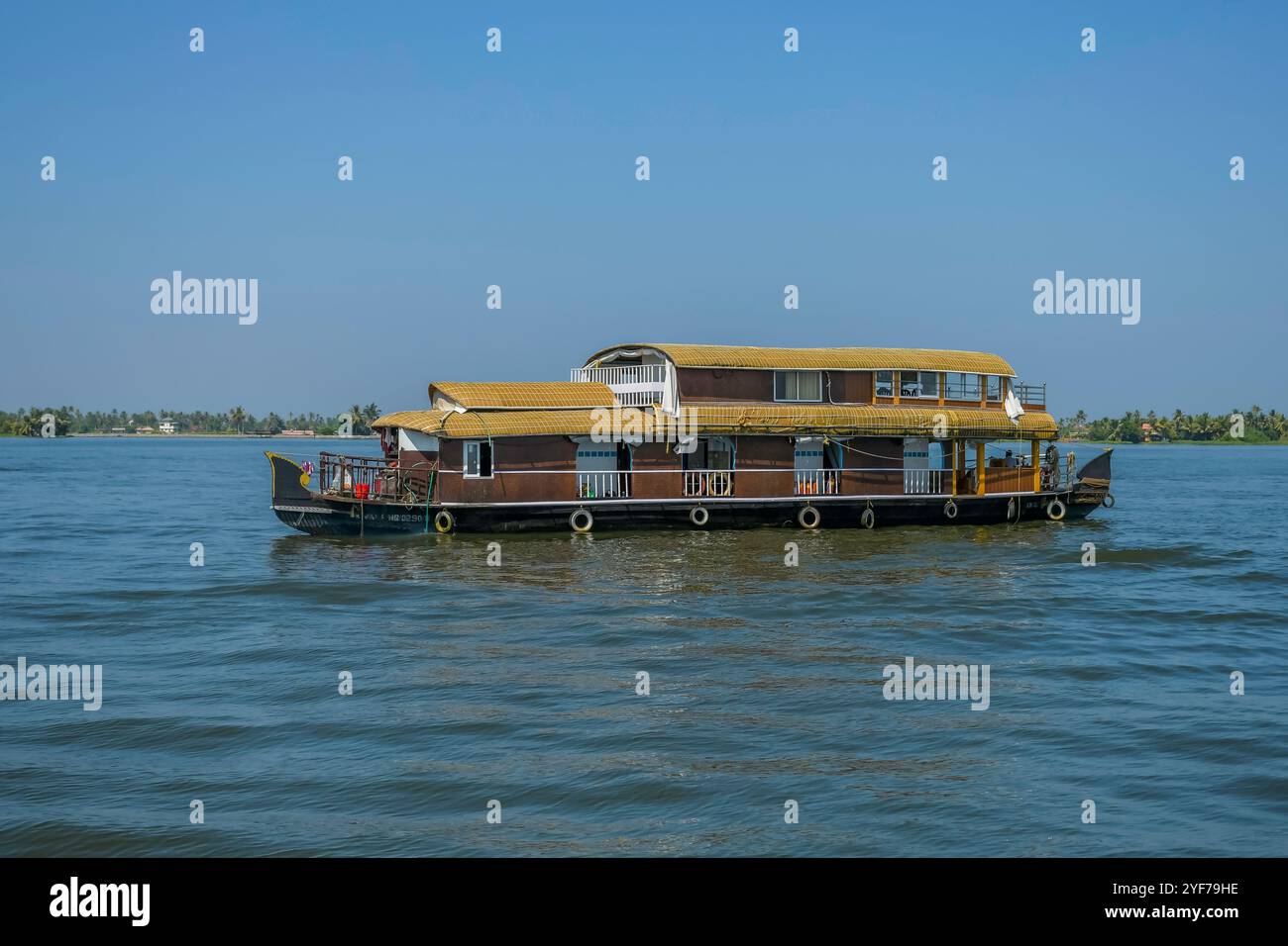 Casa galleggiante nel Kerala navigando attraverso i canali di Alleppey in India Foto Stock