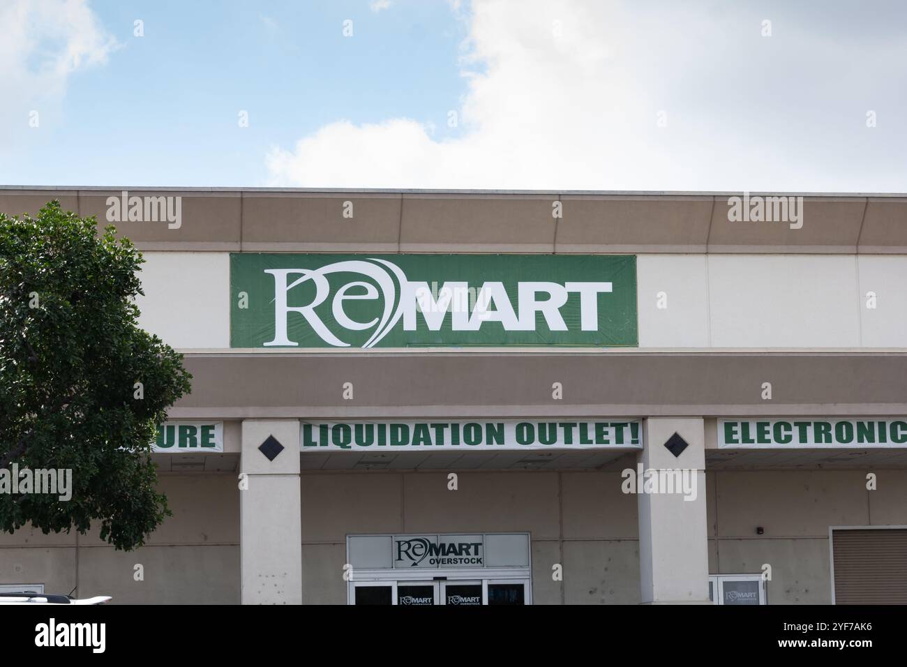 Los Angeles, California, Stati Uniti - 03-25-2019: Una vista di un cartello del negozio per il liquidatore del magazzino affiliato noto come ReMart. Foto Stock