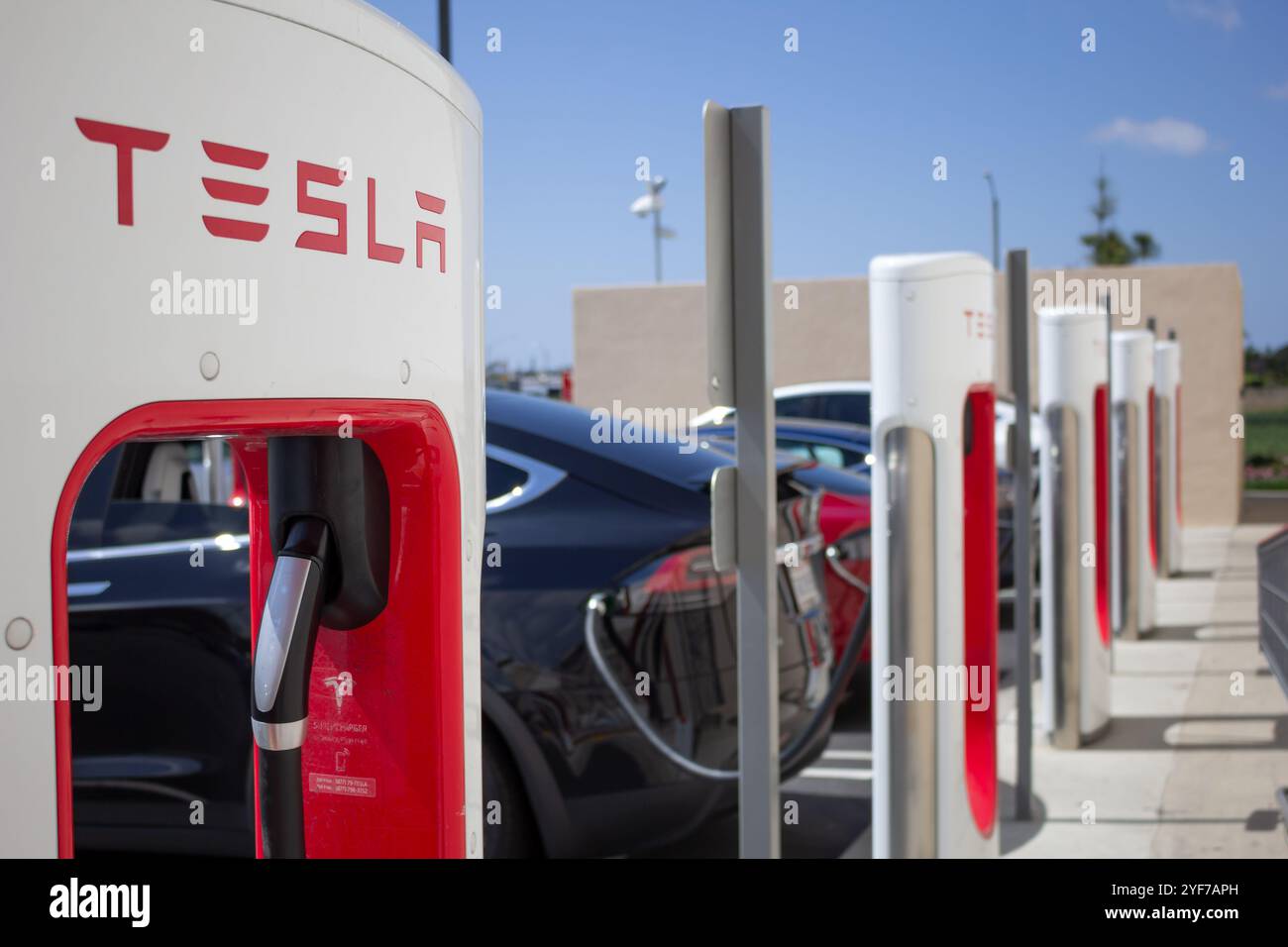 Fountain Valley, California, Stati Uniti - 03-24-19: Vista di un cartello Tesla presso una stazione locale di Supercharger. Foto Stock