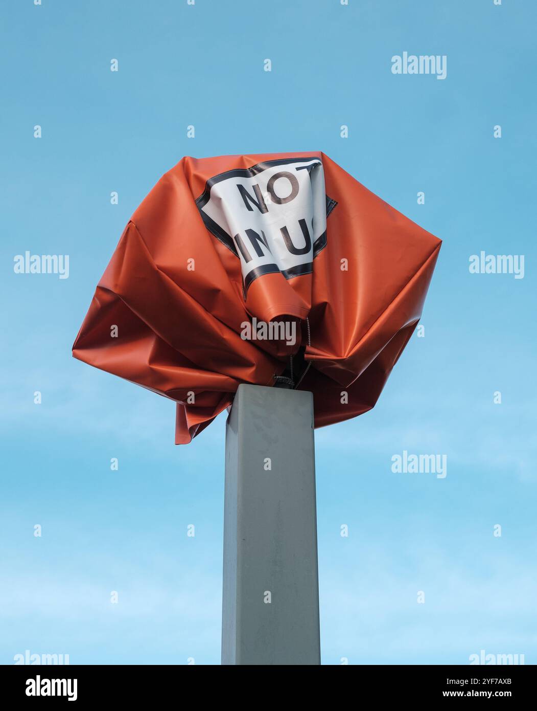 Una serie di semafori coperta da Una busta di plastica con Un avviso che indica "non in uso" Foto Stock