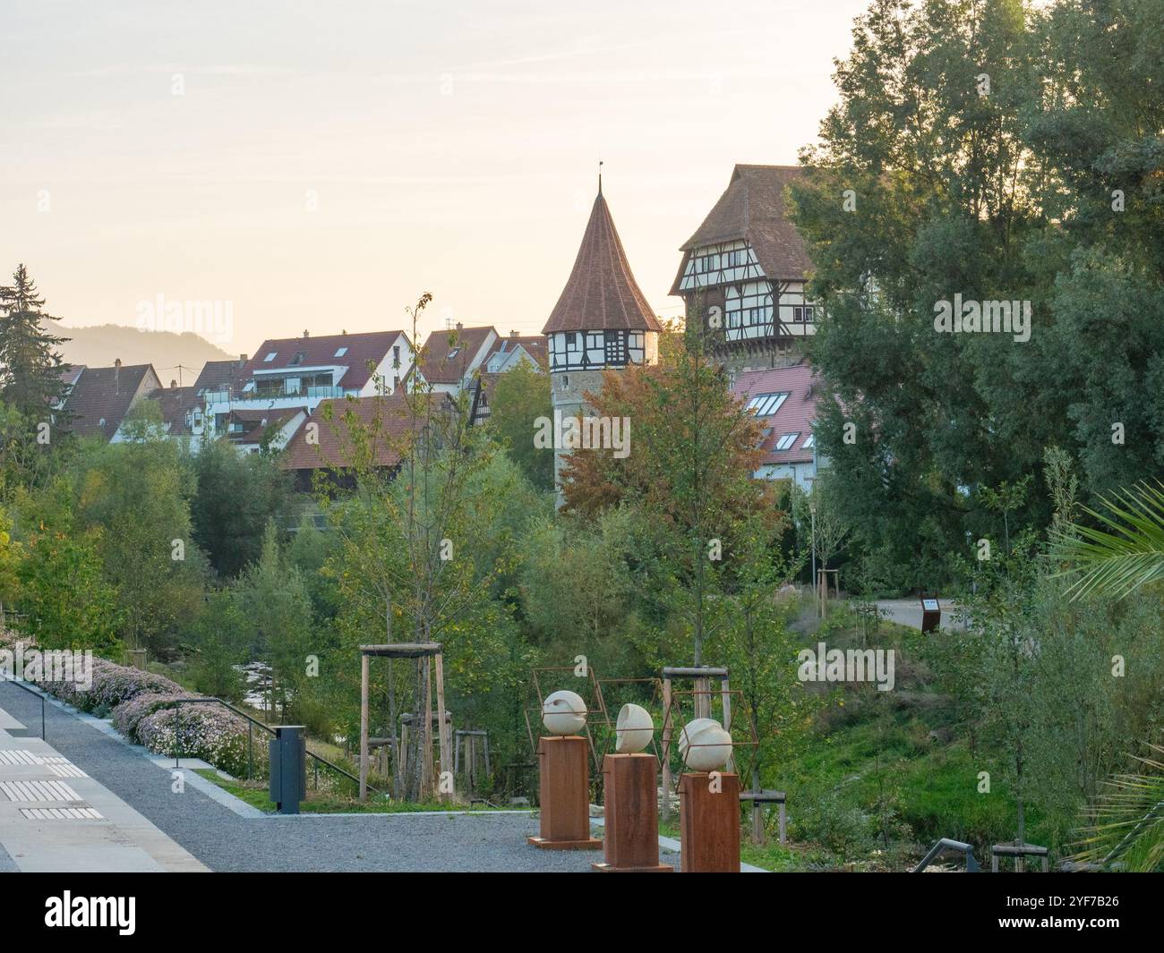 Balingen, Germania - 2 ottobre 2023: Passeggiata sul fiume Eyac con lo storico castello Foto Stock