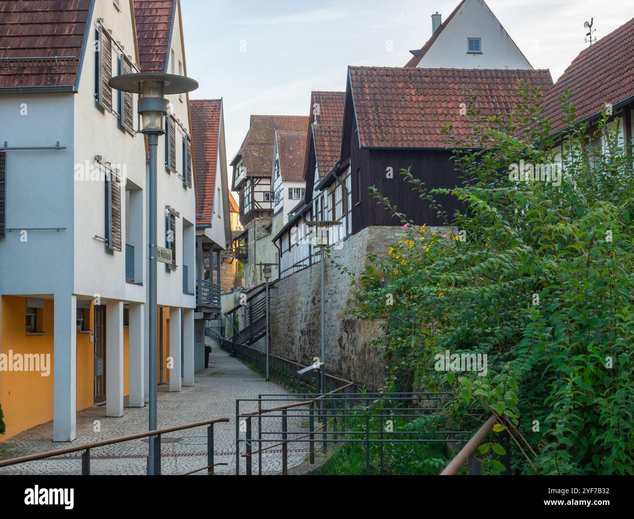 Balingen, Germania - 2 ottobre 2023: Edifici storici e passerella nel centro della città. Foto Stock