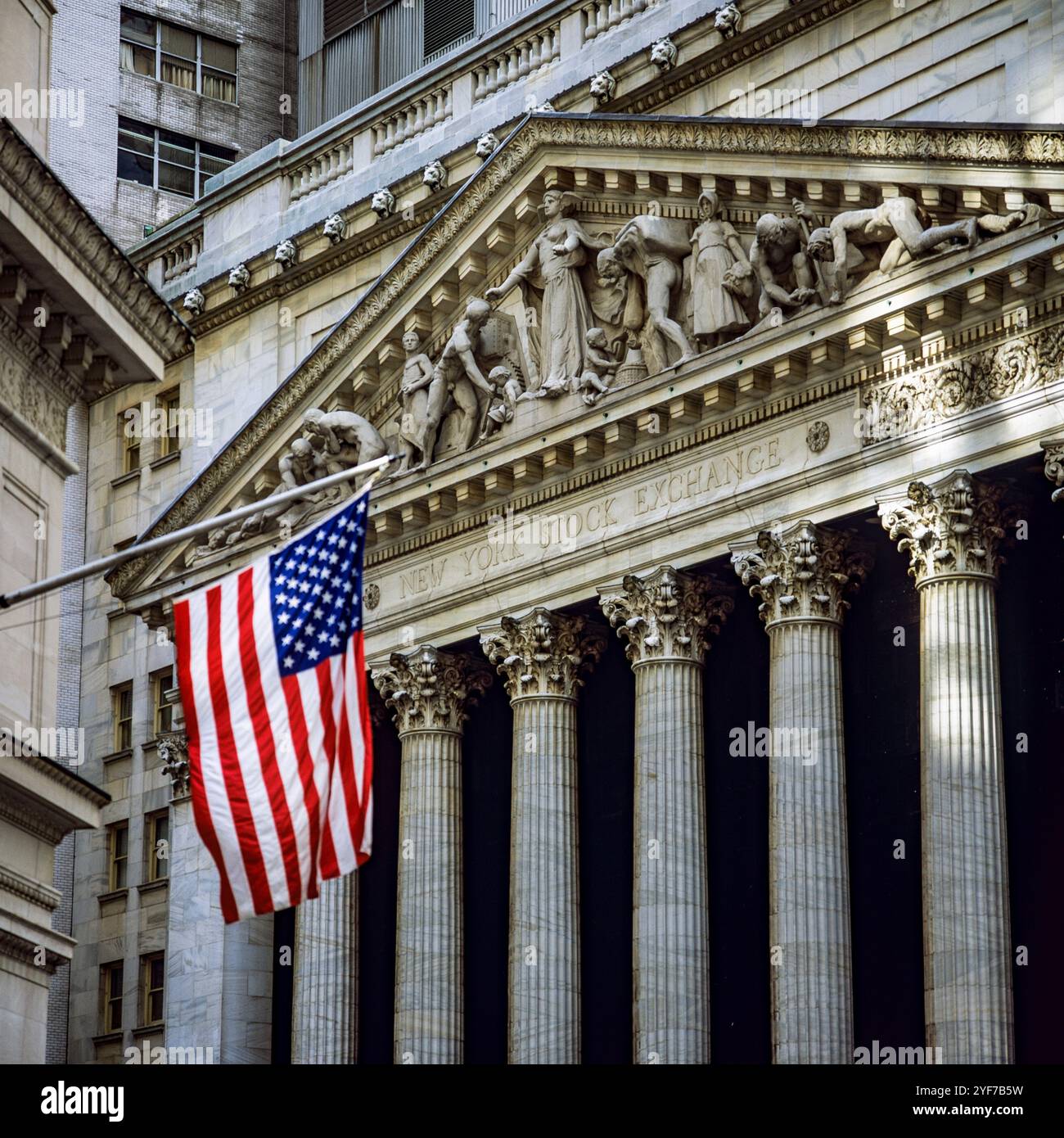 New York anni '1990, facciata della borsa valori NYSE, bandiera americana, Broad Street, quartiere finanziario, Lower Manhattan, New York, New York, New York, Stati Uniti, Foto Stock