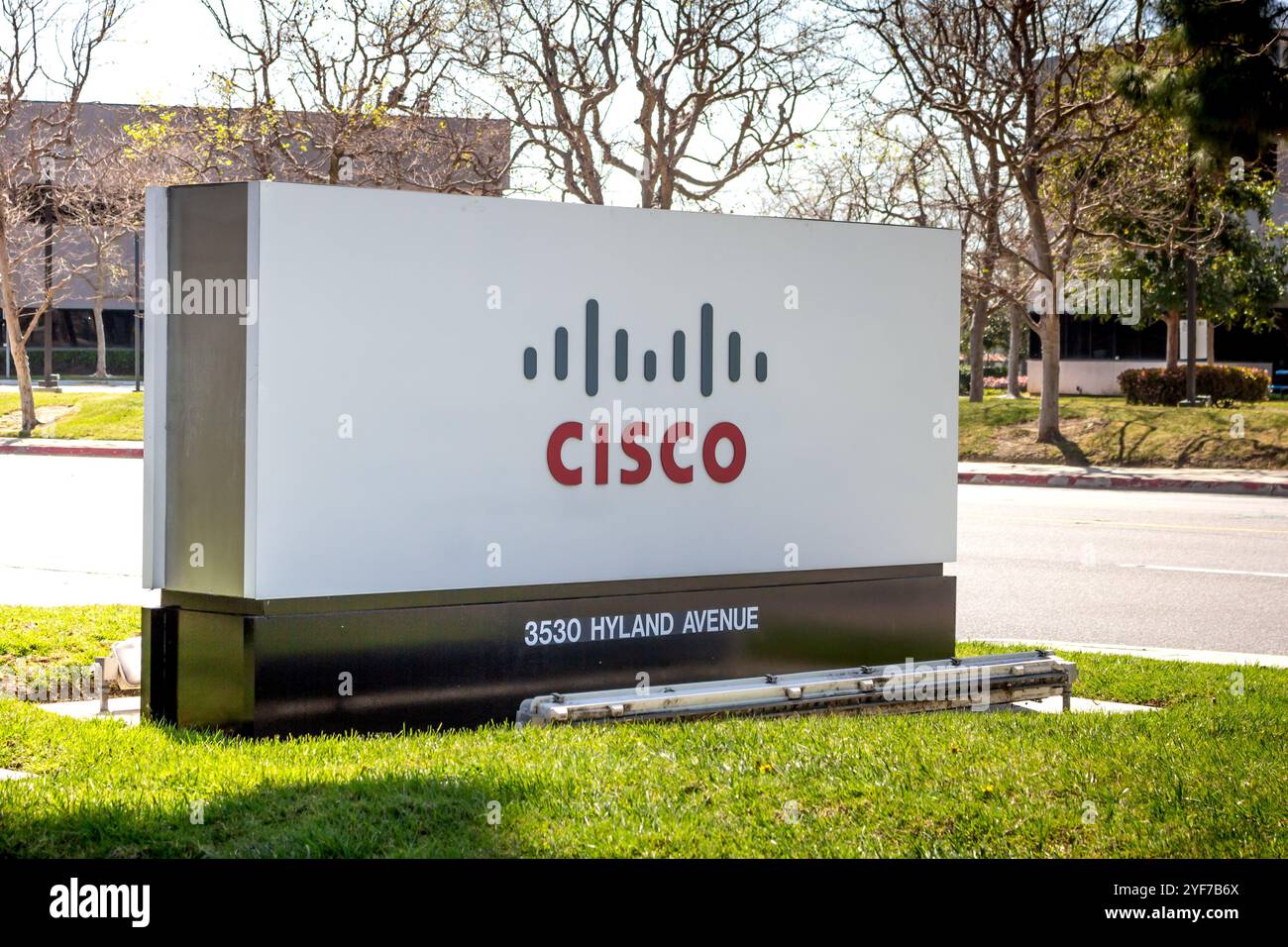Fountain Valley, California, Stati Uniti - 03-24-2019: Una vista di un cartello frontale dell'edificio per la società di sistemi tecnologici conosciuta come Cisco. Foto Stock