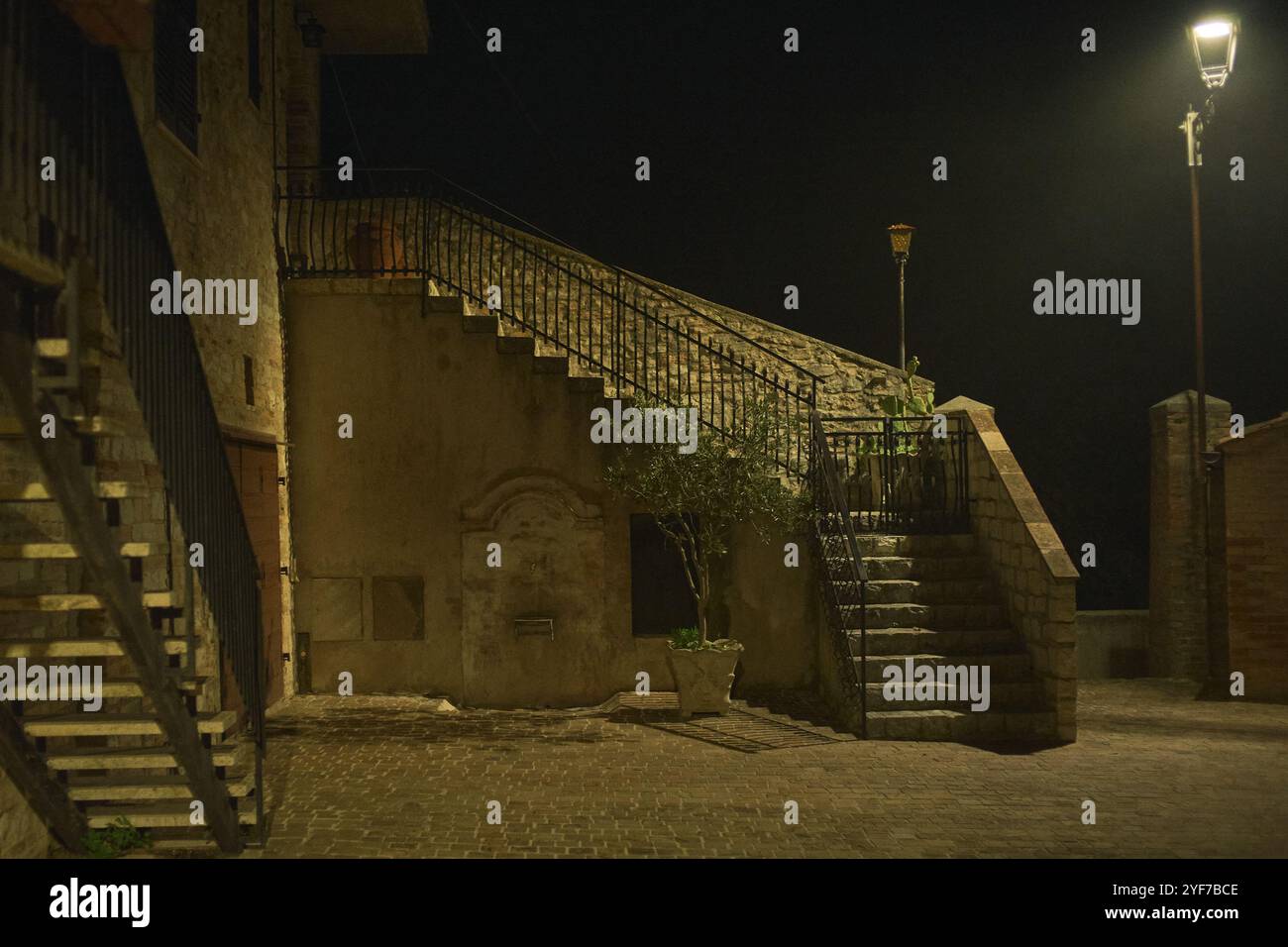 "I vigneti dorati, le mattine nebbiose e le calde sfumature dell'autunno: Scopri la magia dell'Italia rurale in autunno. 🍂🇮🇹 Foto Stock