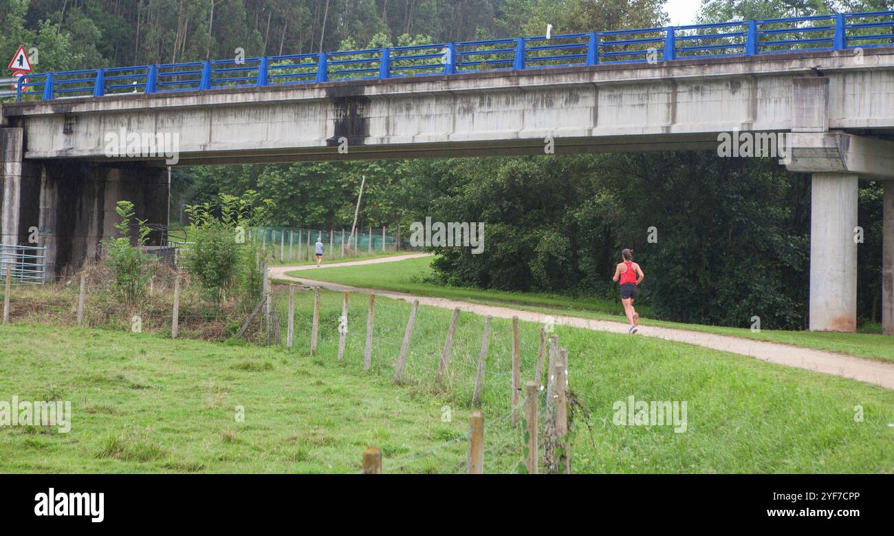 Corre lungo il percorso del fiume Linares. Corre tra la capitale di Villaviciosa e Amandi. Asturie, Spagna Foto Stock