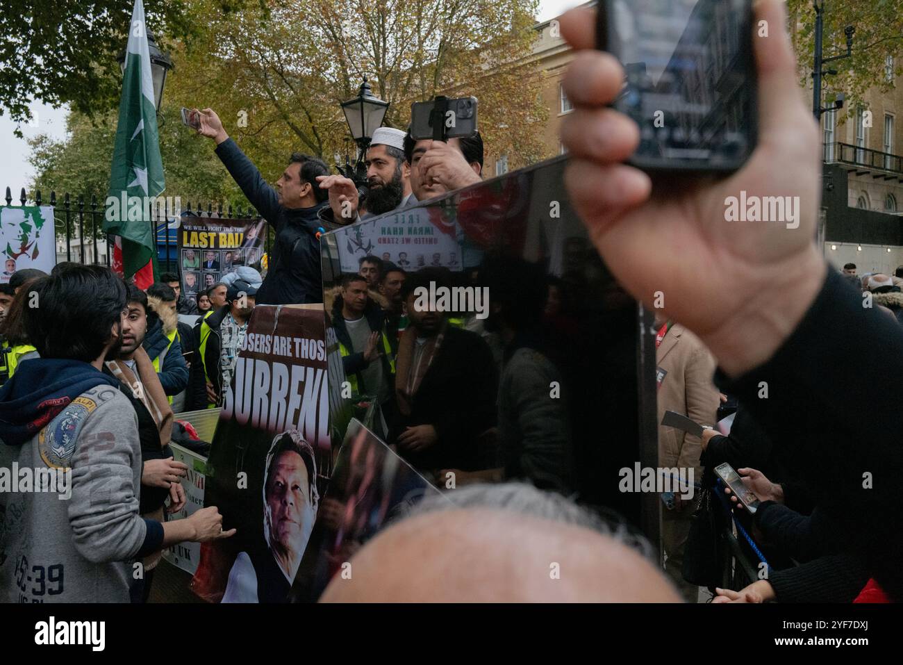 Londra, Inghilterra, Regno Unito. 3 novembre 2024. I sostenitori del Pakistan Tehreek-e-Insaf (PTI) si riuniscono fuori Downing Street, chiedendo il rilascio dell'ex primo ministro Imran Khan e sollevando preoccupazioni per presunte violazioni dei diritti umani in Pakistan. I manifestanti chiedono l'attenzione internazionale sulla situazione, sostenendo la libertà politica e la protezione delle libertà civili. La manifestazione riflette le preoccupazioni diffuse sul trattamento di Khan ed esorta il governo britannico ad affrontare questi problemi diplomaticamente. Crediti: ZUMA Press, Inc./Alamy Live News Foto Stock